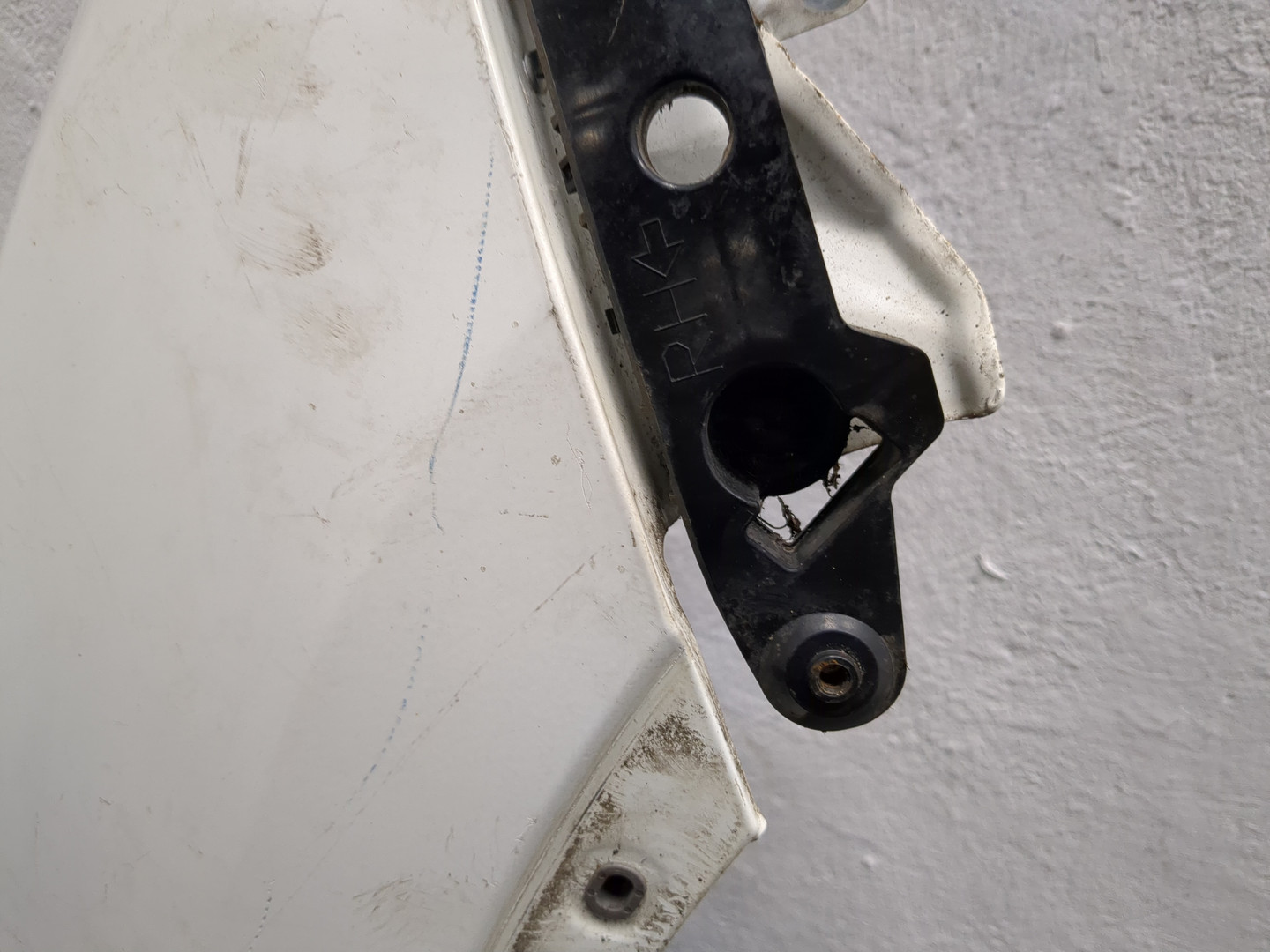 Крыло переднее правое