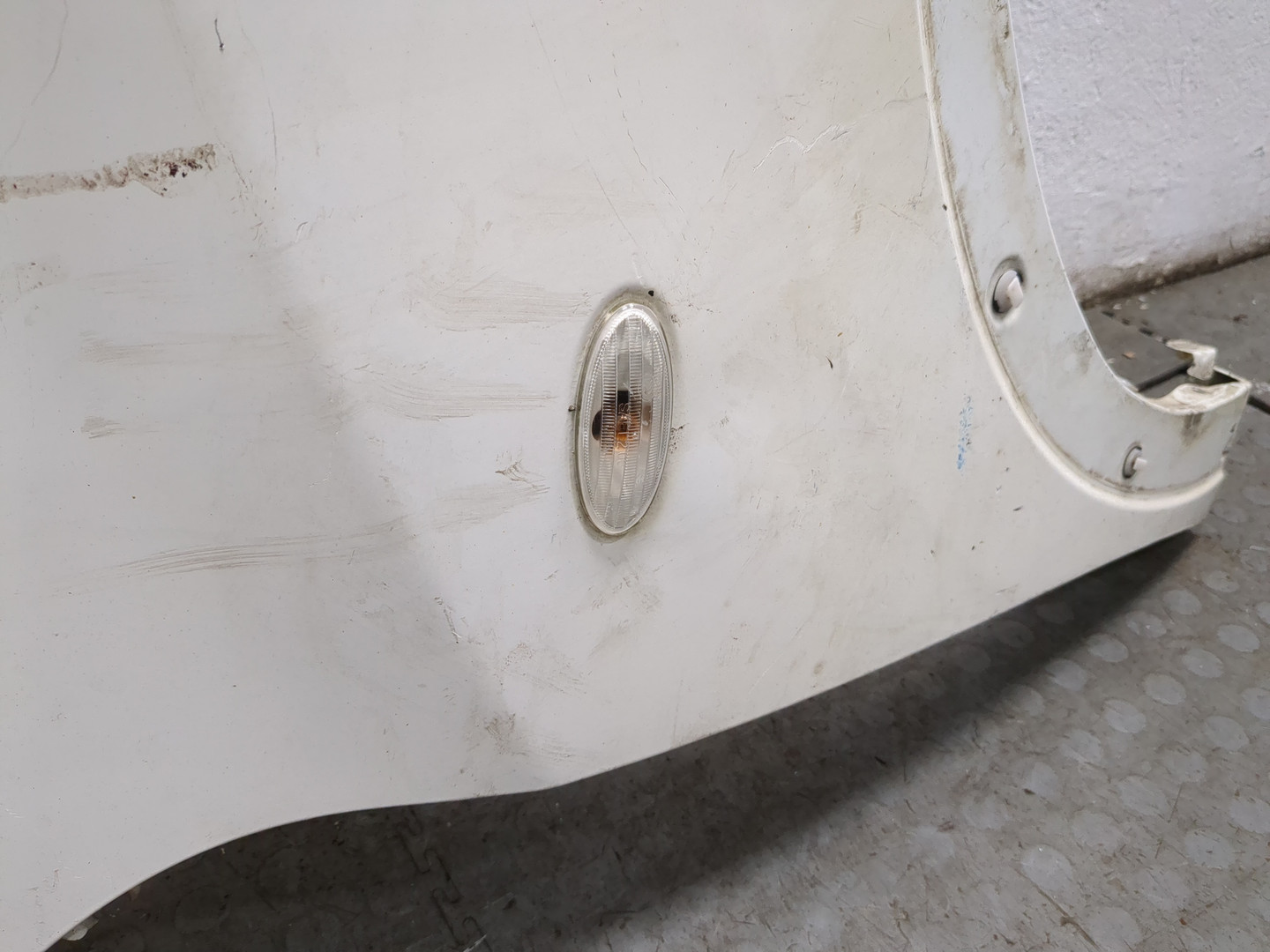 Крыло переднее правое