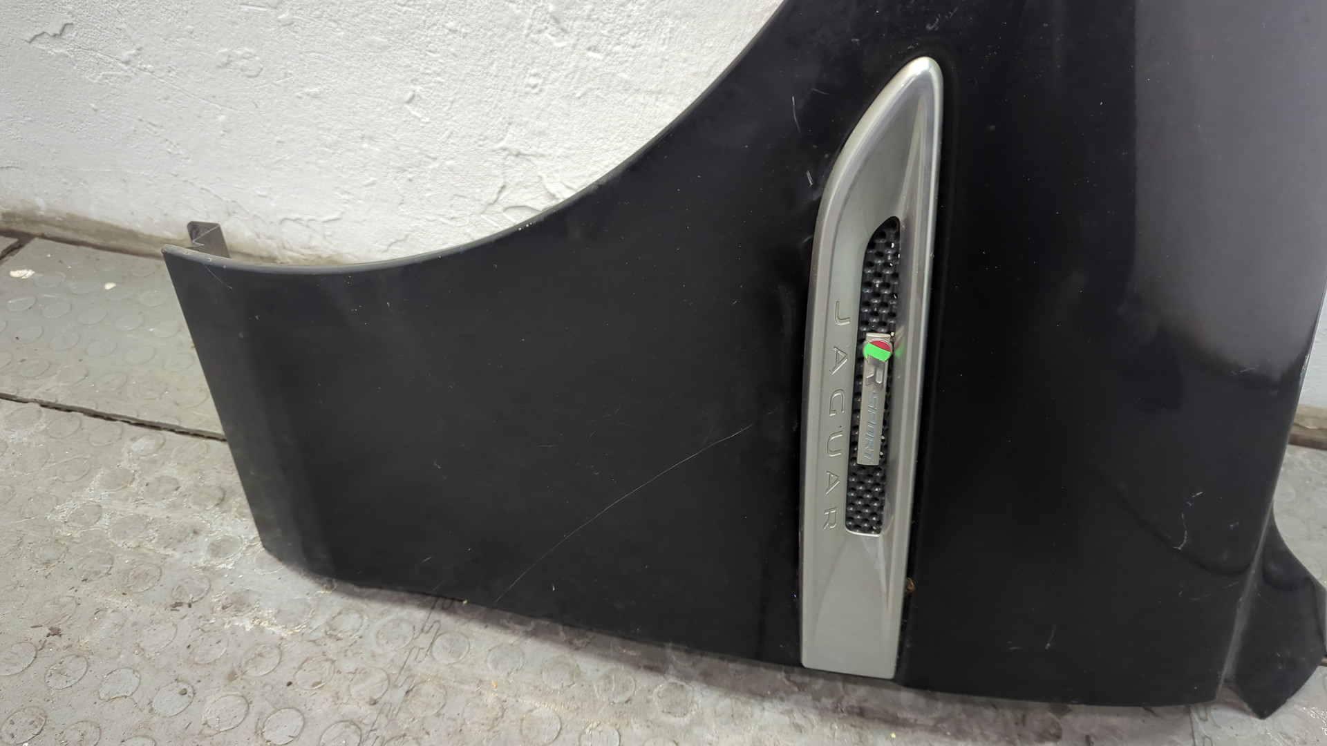 Крыло переднее левое