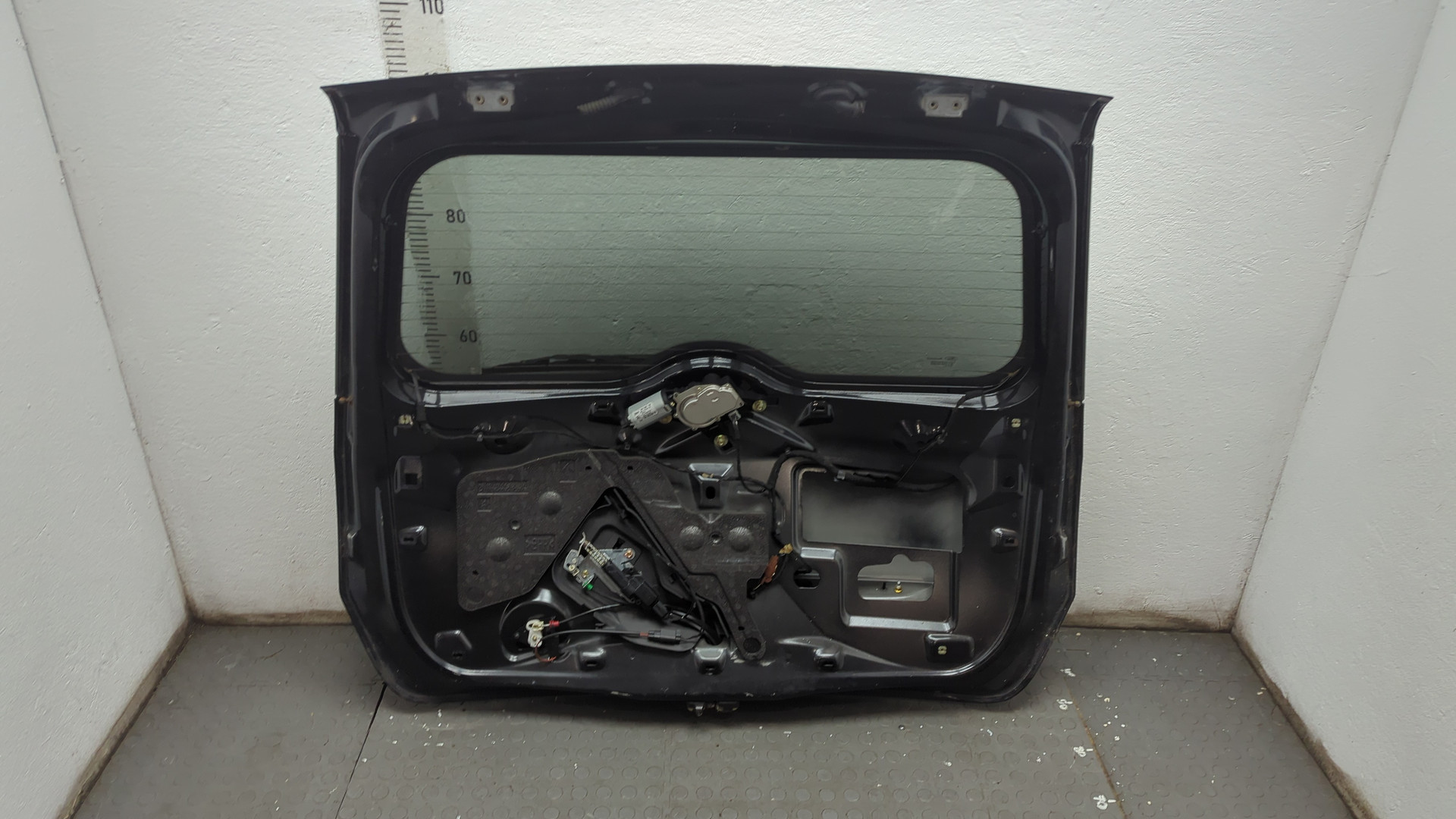 Дверь багажника