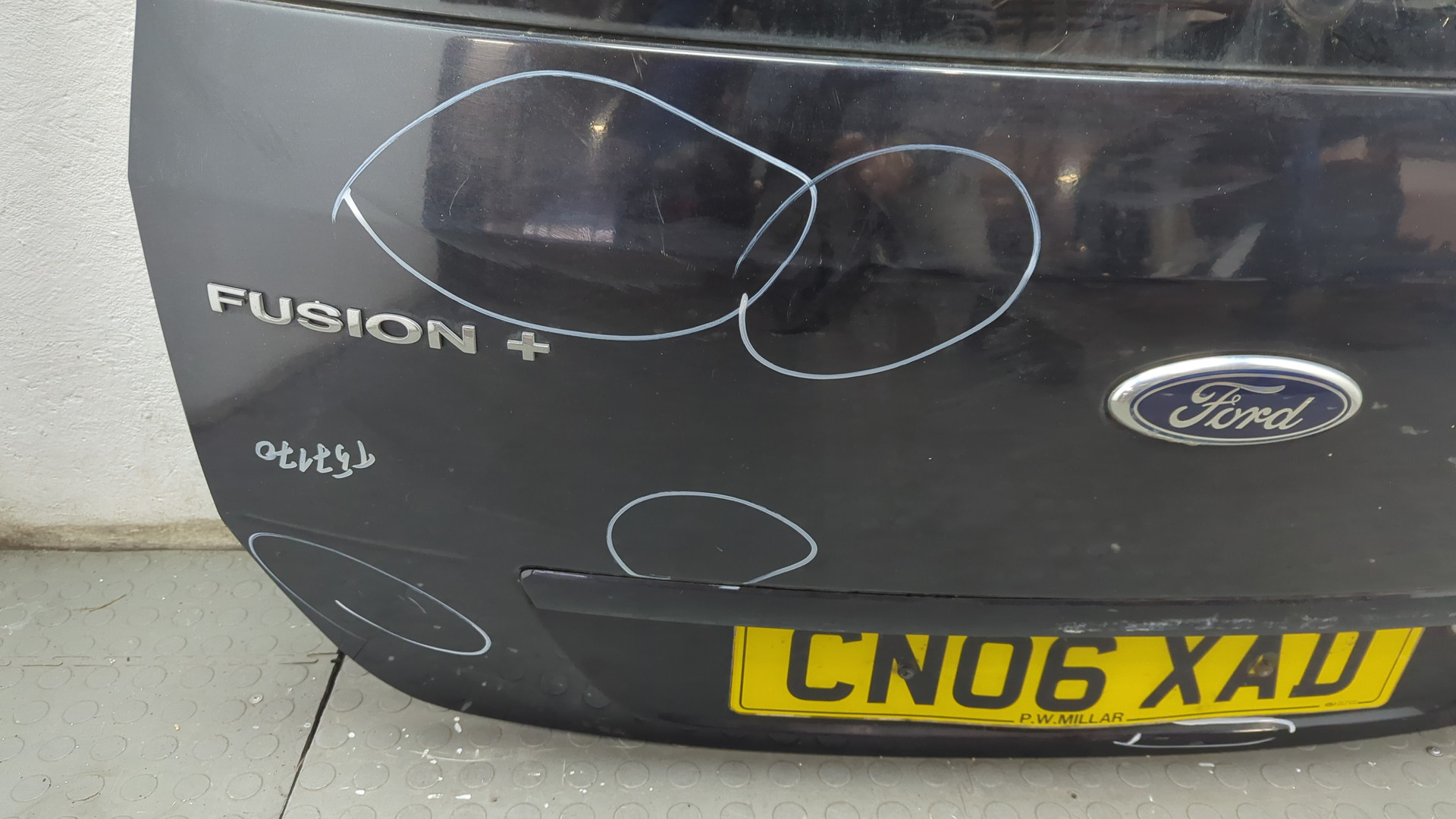 Дверь багажника