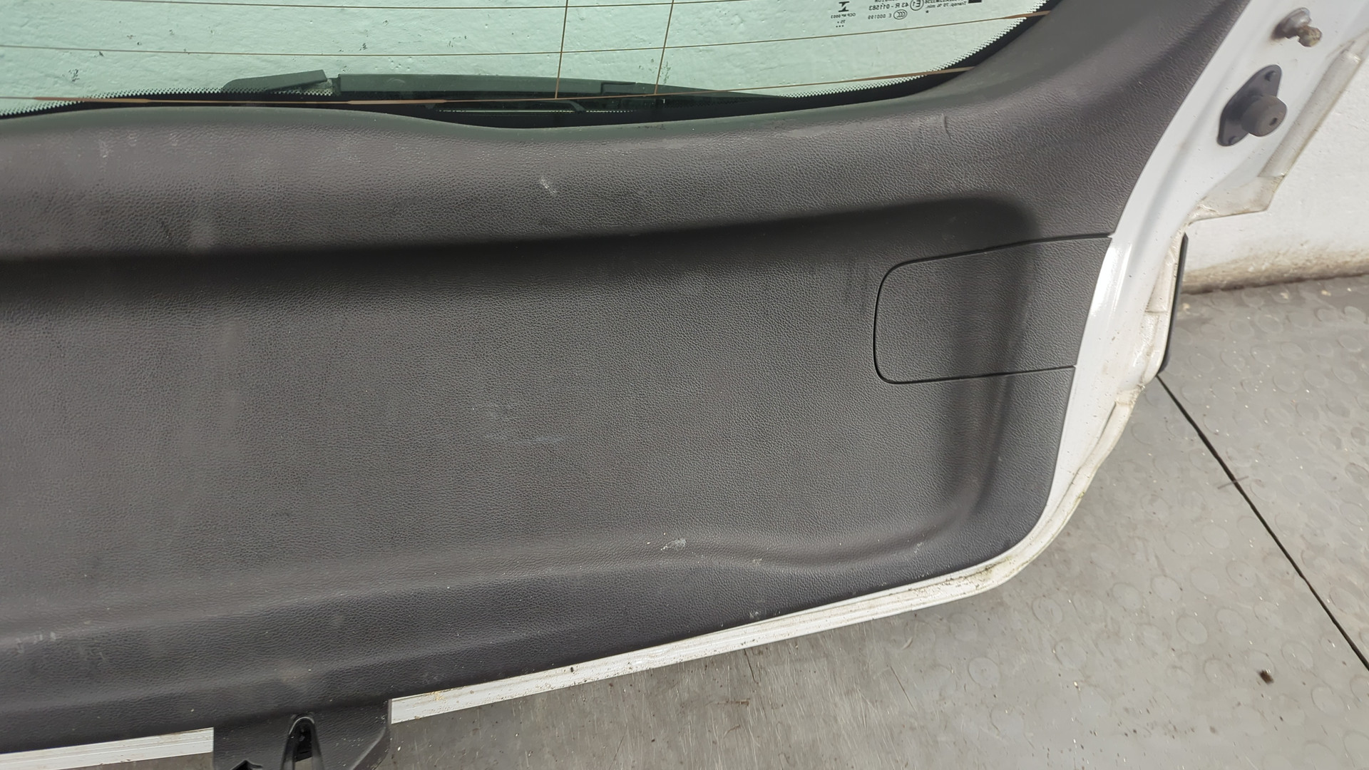 Дверь багажника