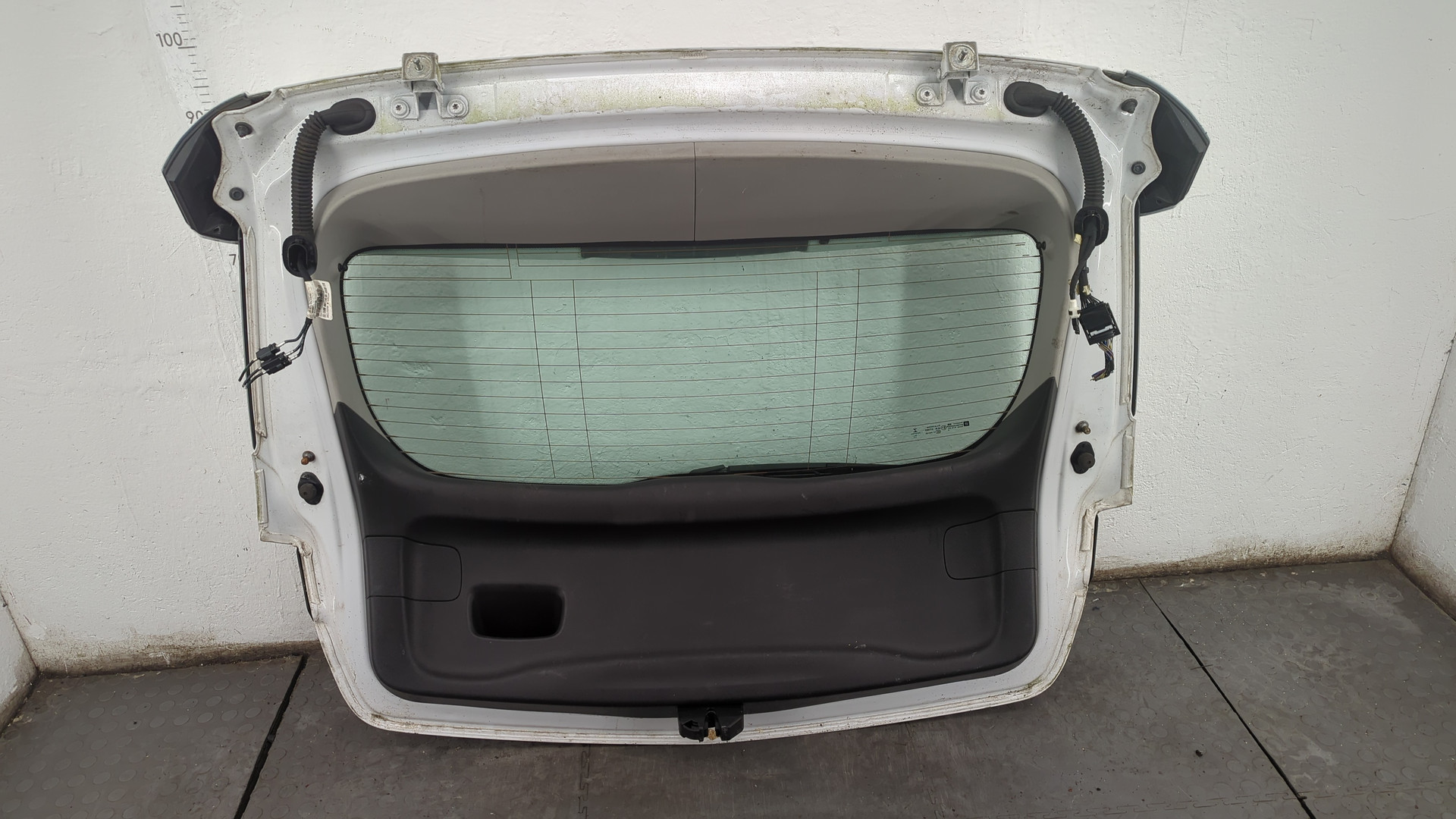 Дверь багажника