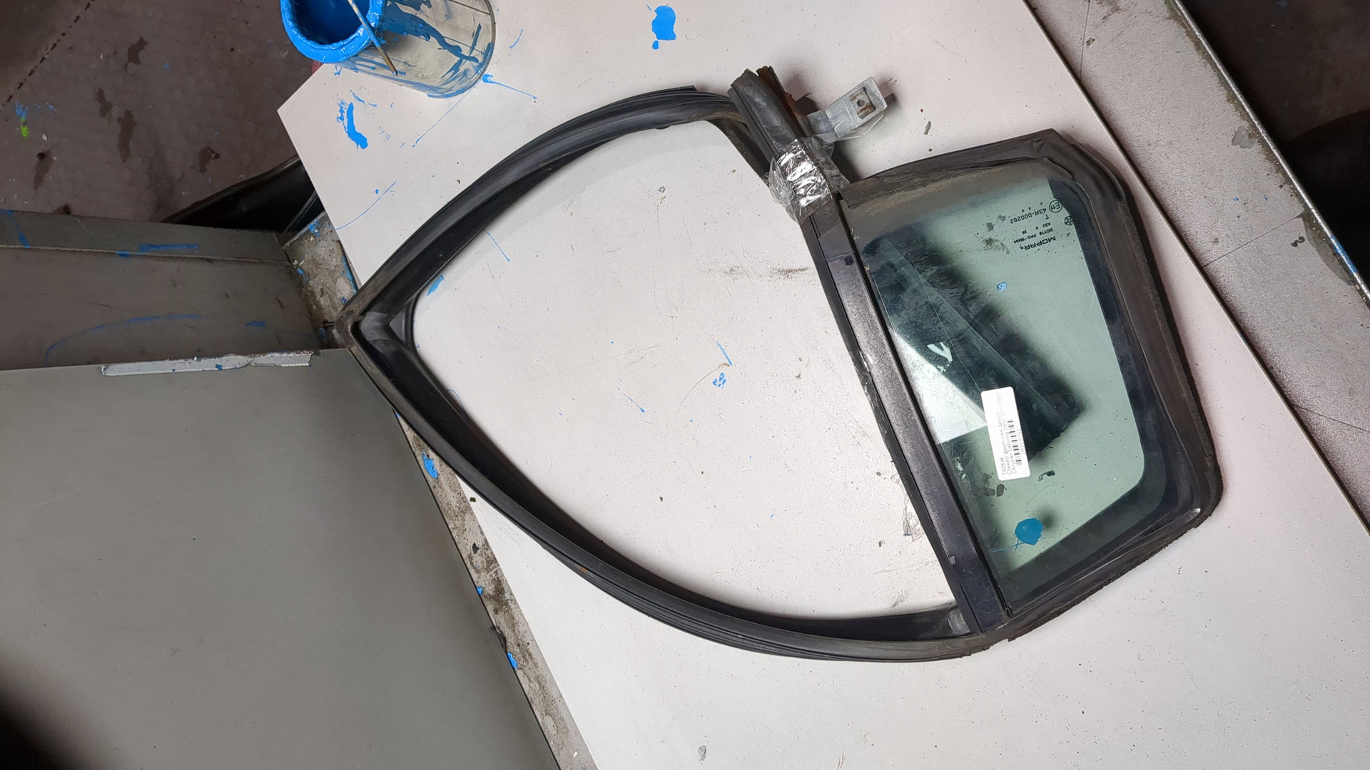 Стекло двери задней правой (форточка)