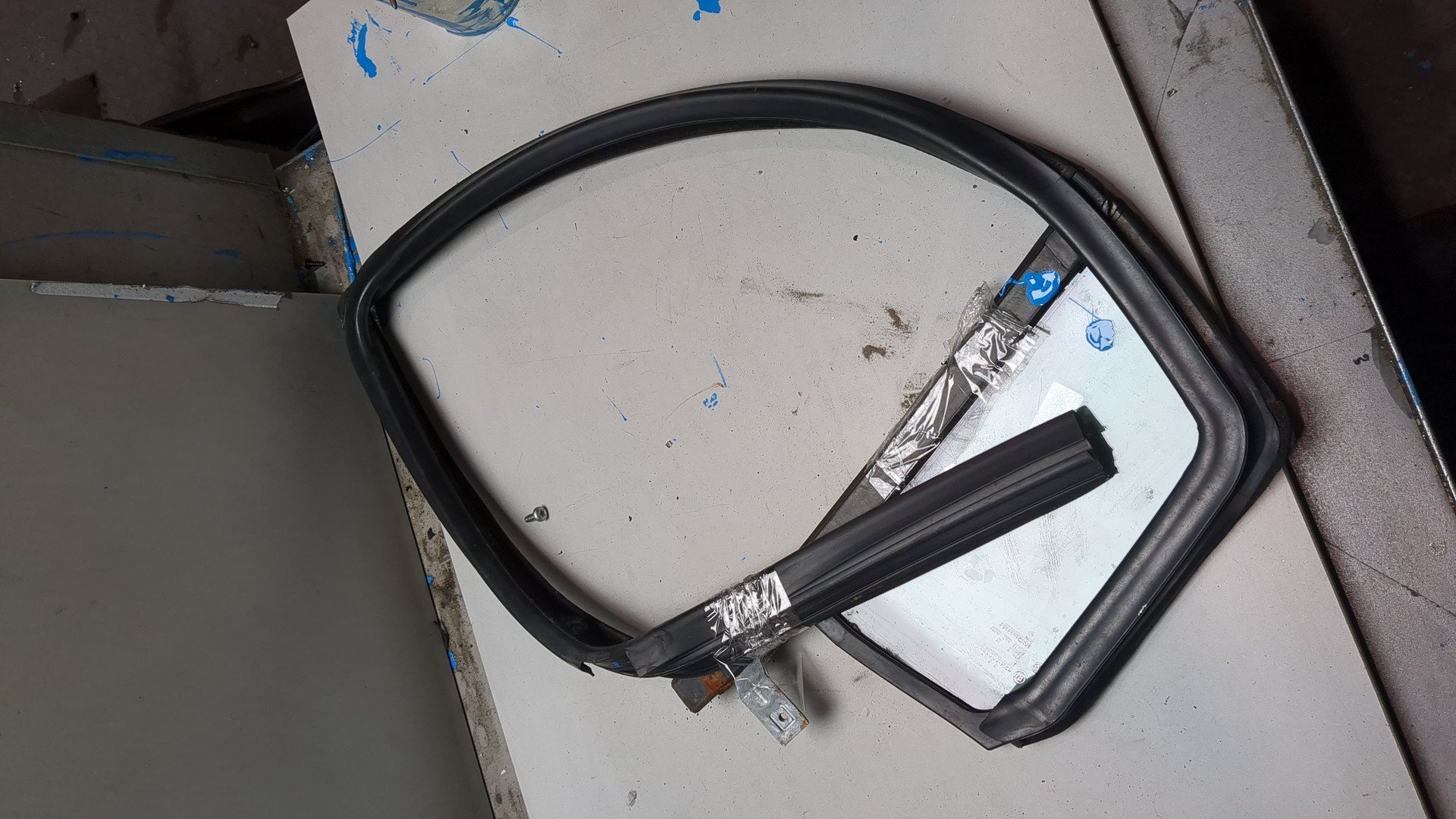 Стекло двери задней правой (форточка)