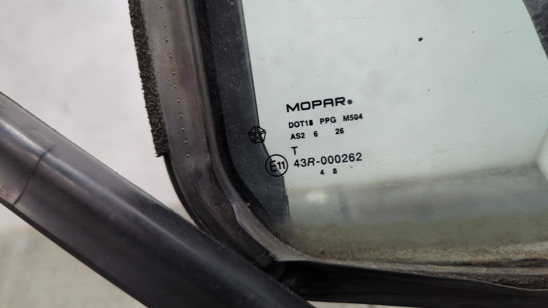 Стекло двери задней правой (форточка)