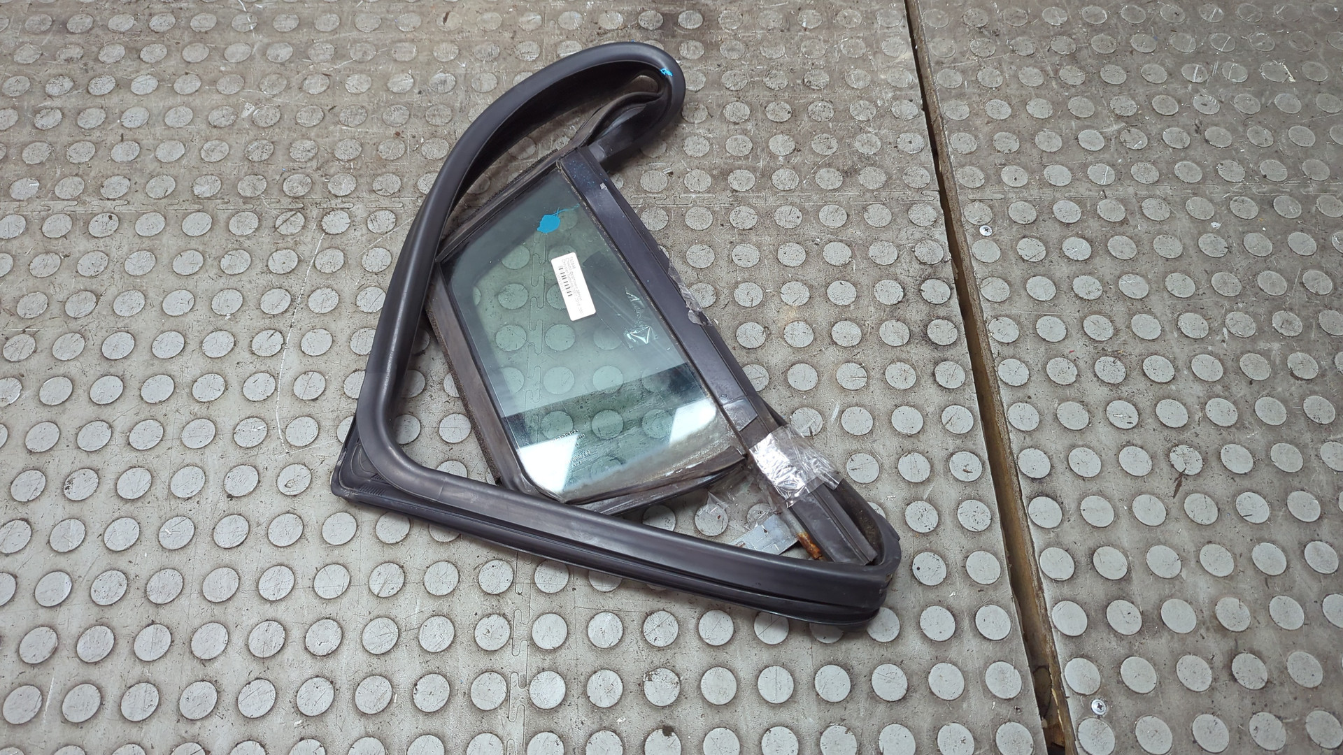 Стекло двери задней правой (форточка)