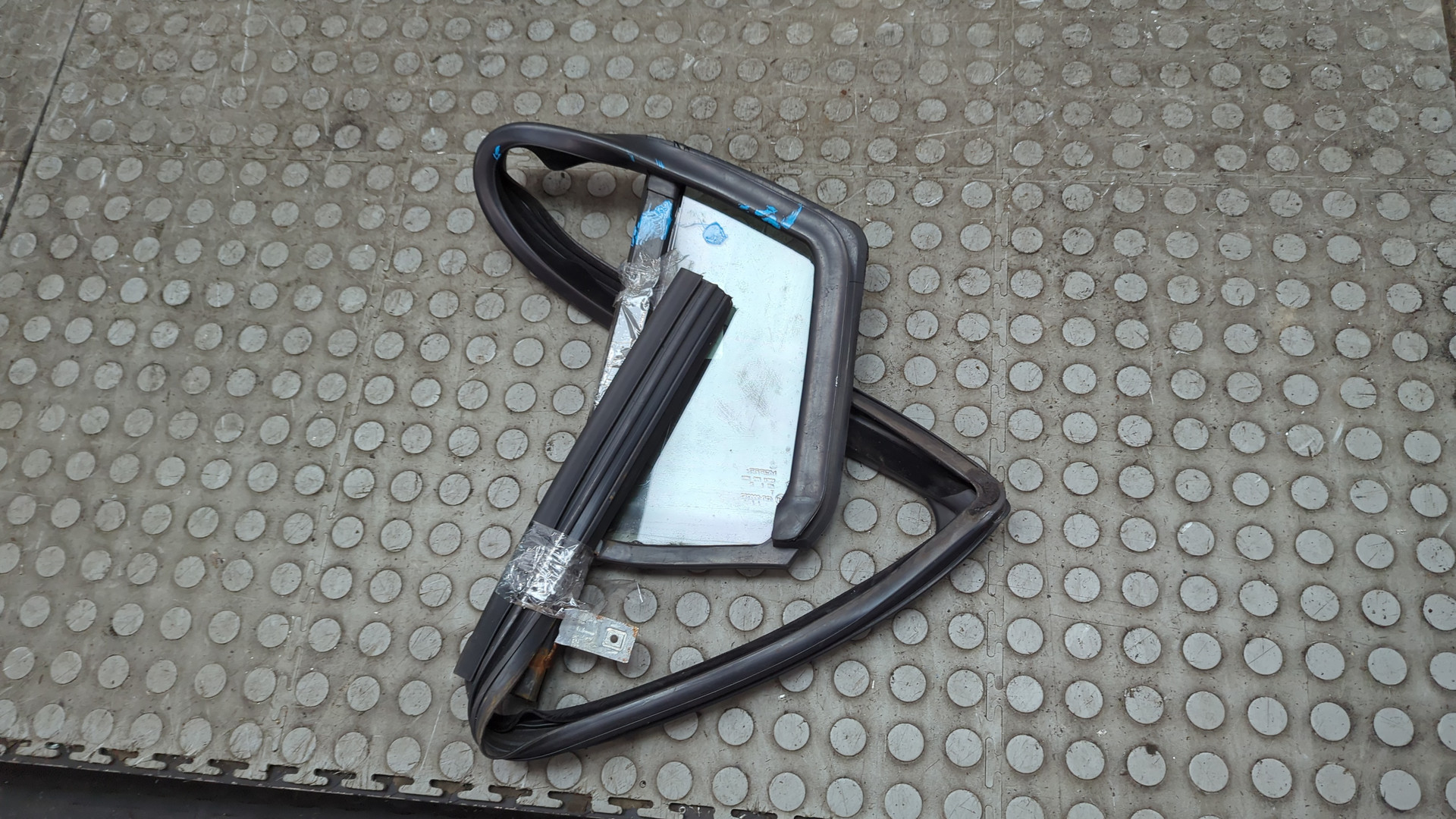 Стекло двери задней правой (форточка)