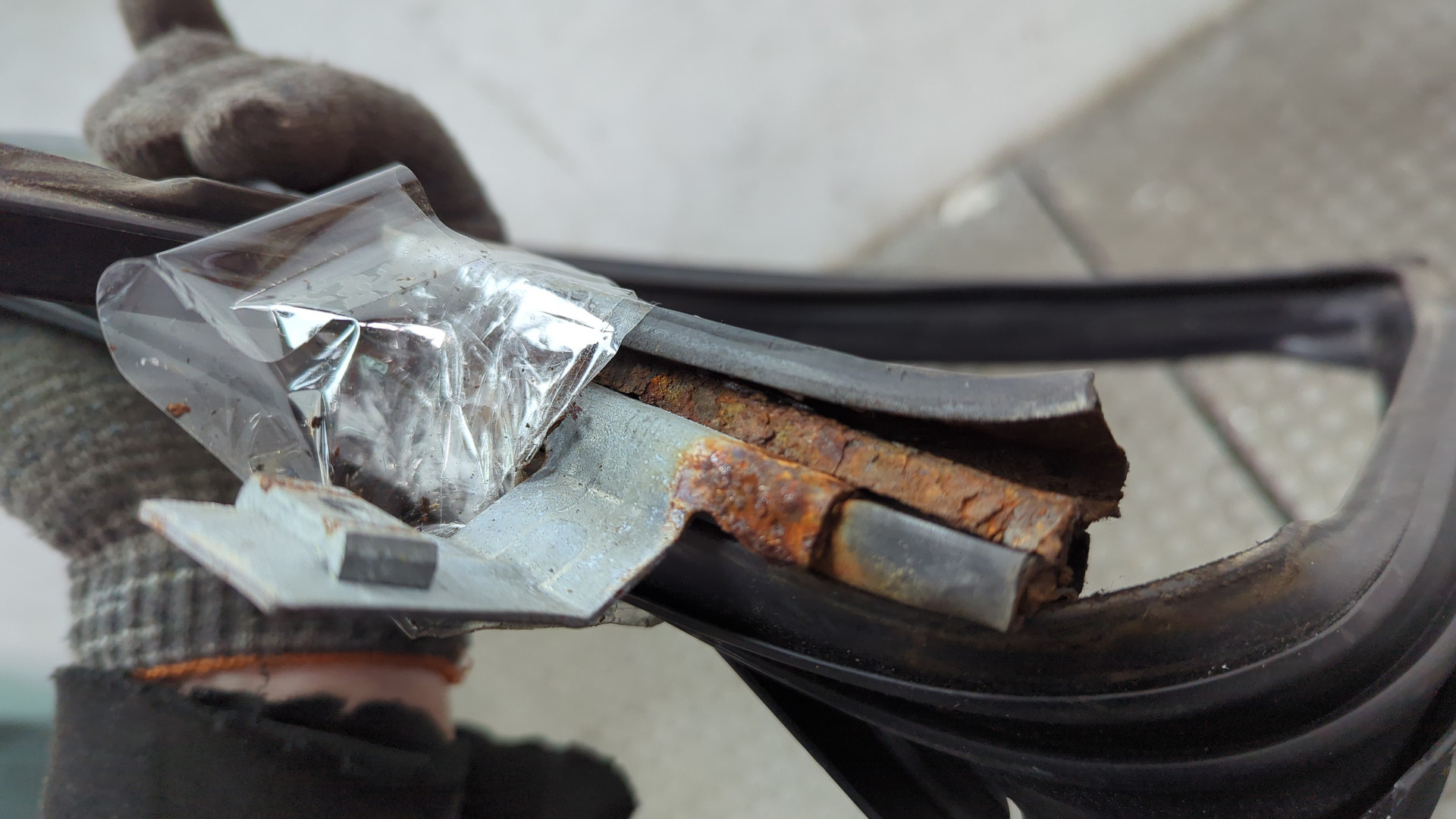 Стекло двери задней правой (форточка)