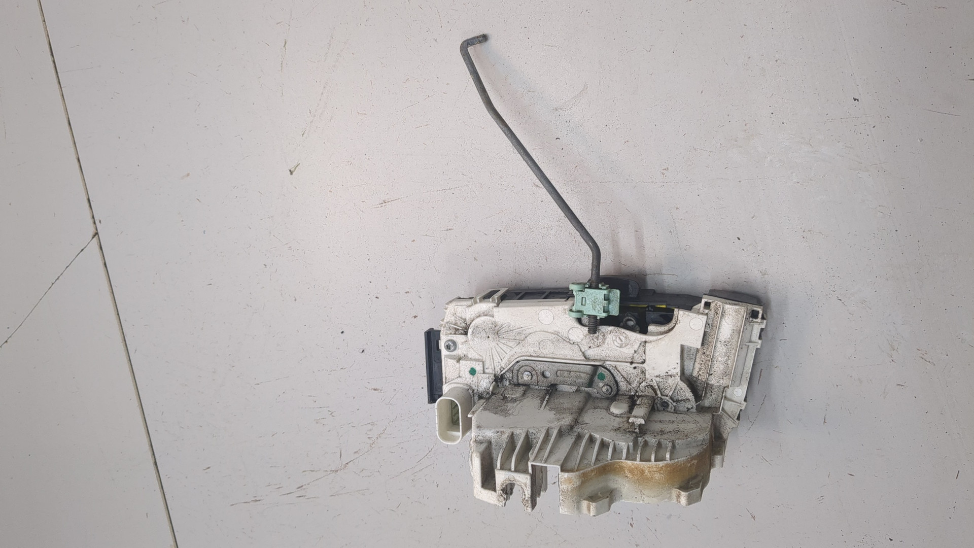 Замок двери задней левой