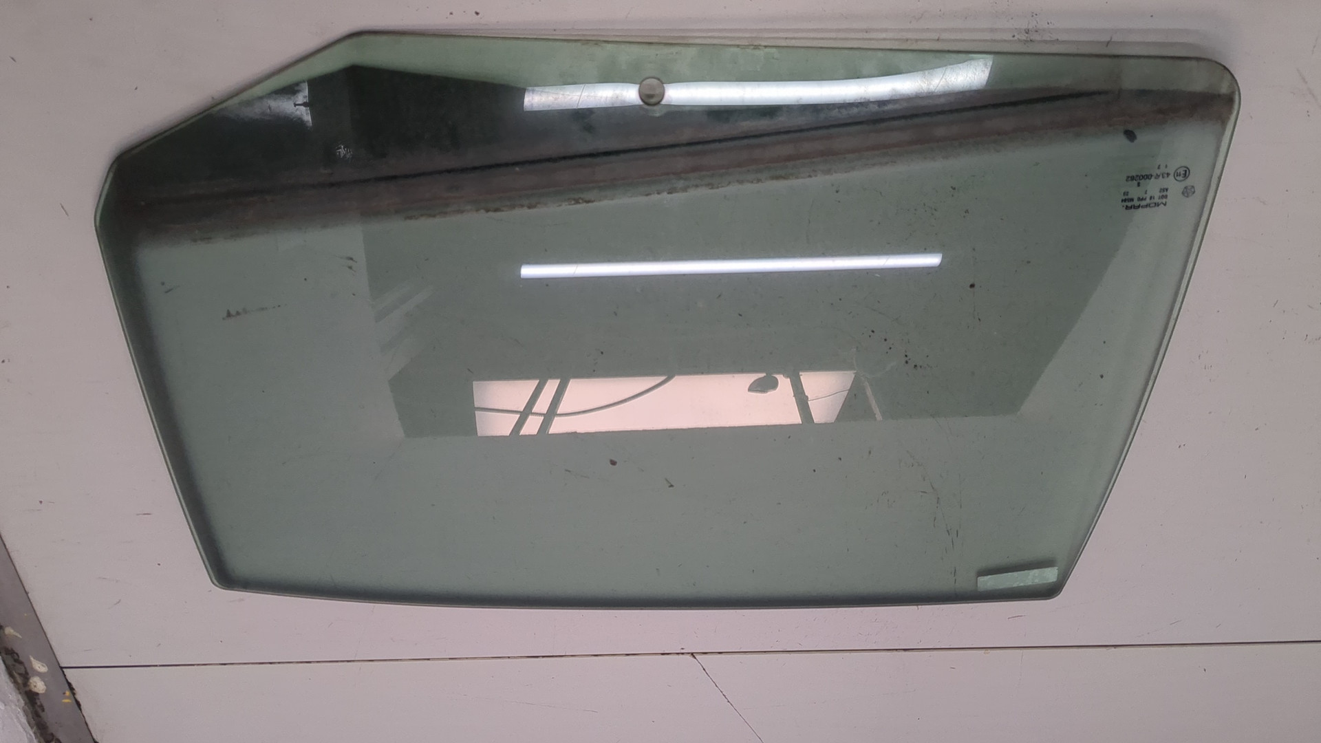Стекло двери задней левой
