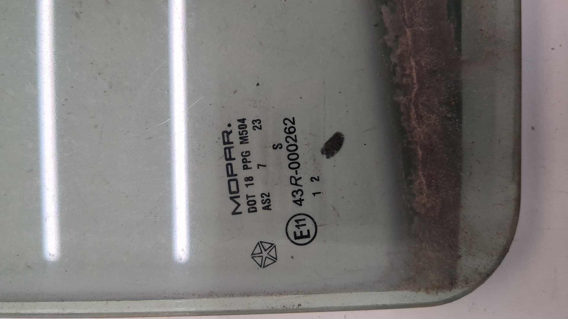 Стекло двери задней левой