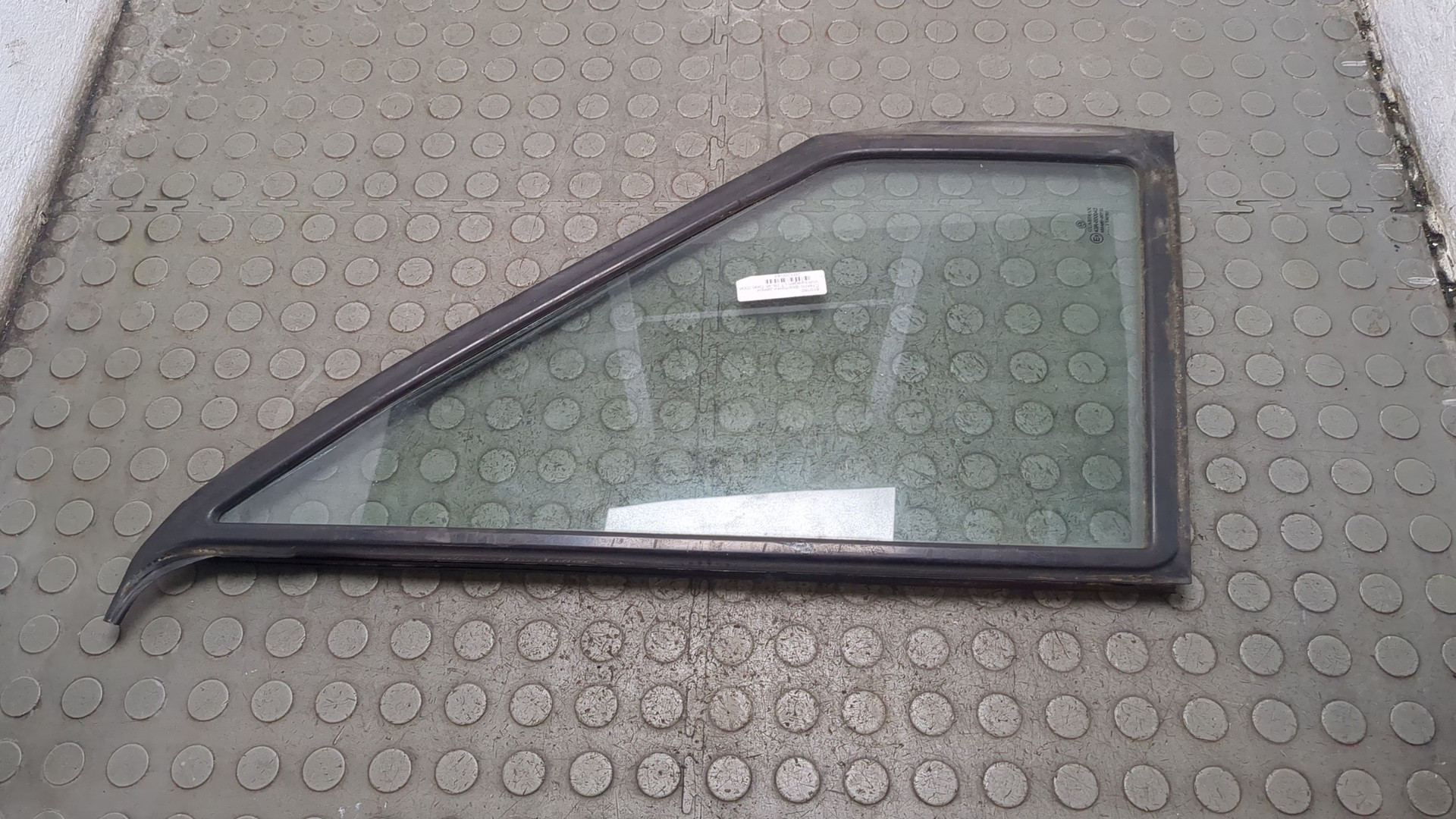 Стекло двери передней правой (форточка)