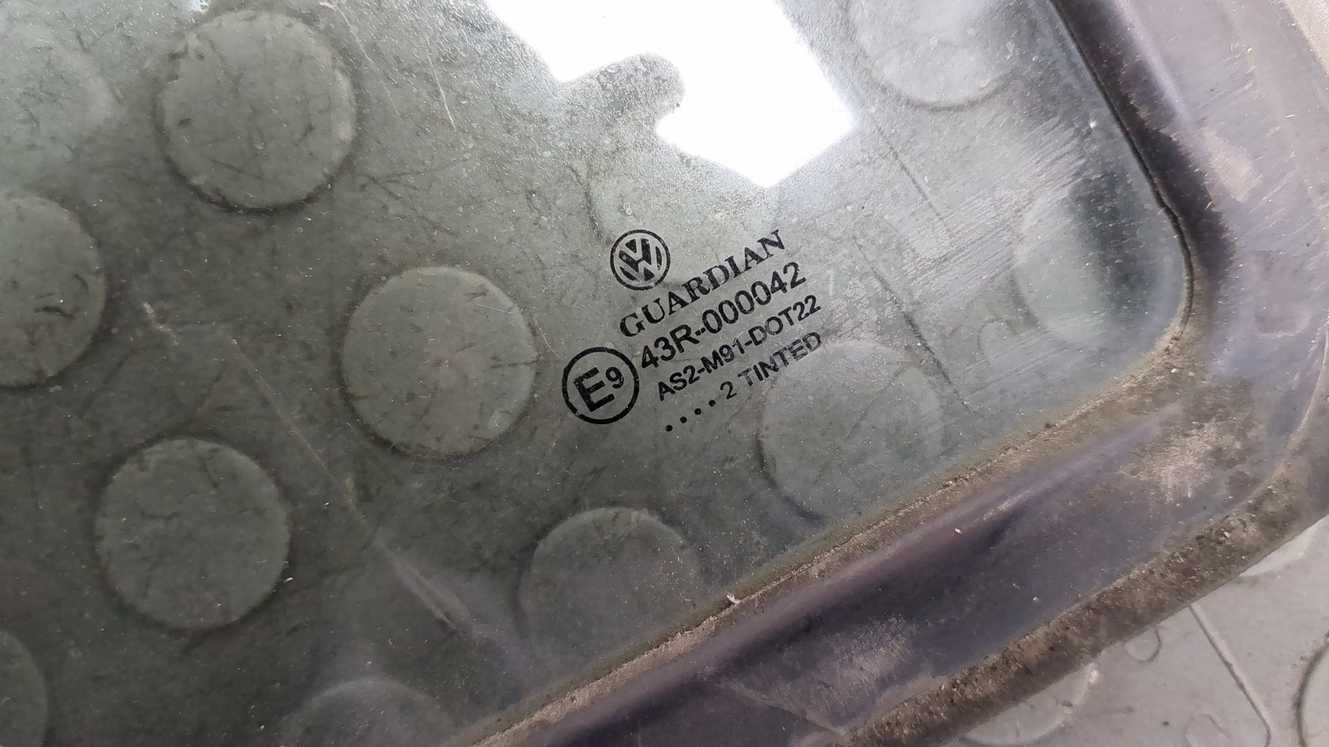 Стекло двери передней правой (форточка)