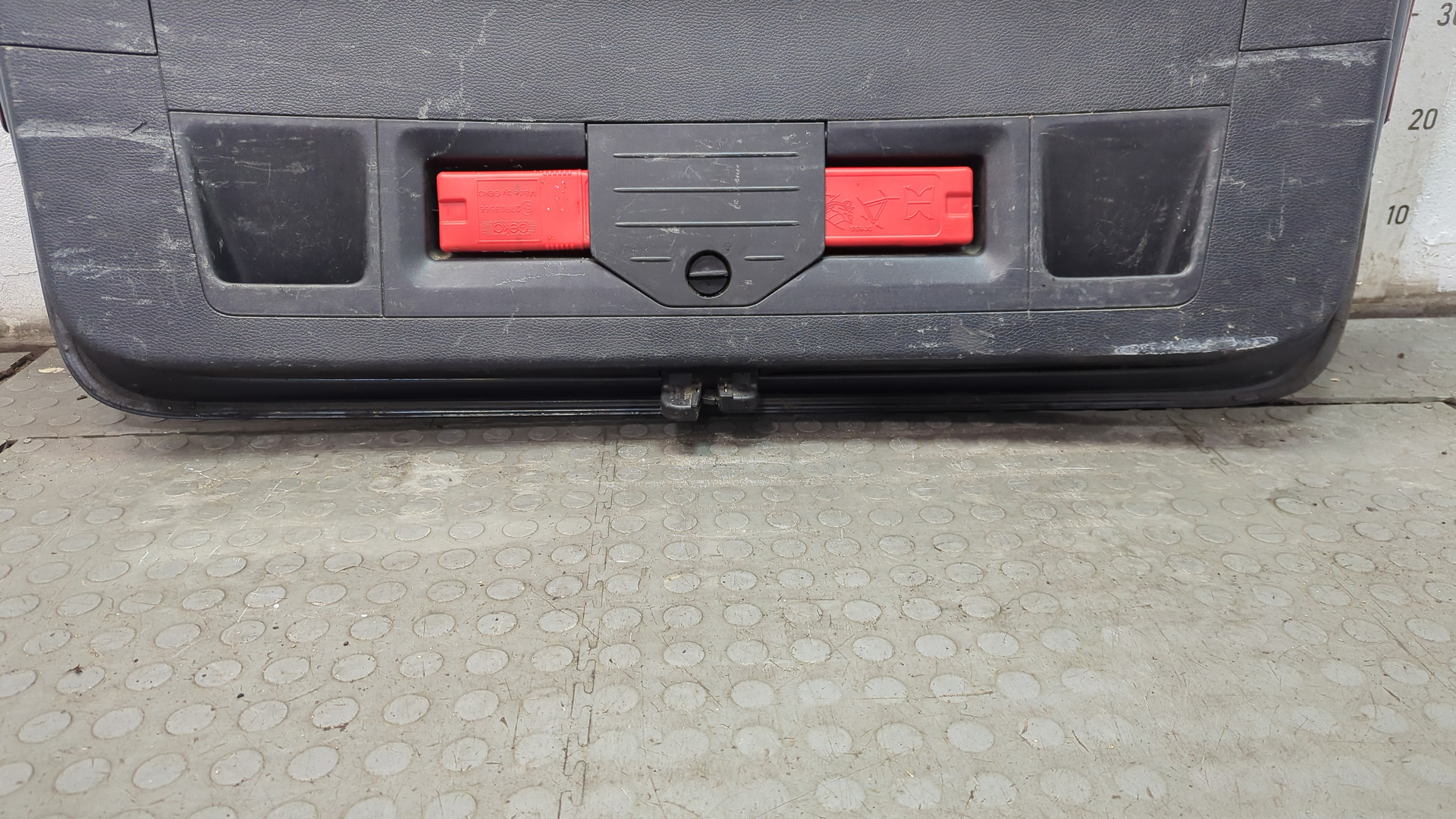 Дверь багажника