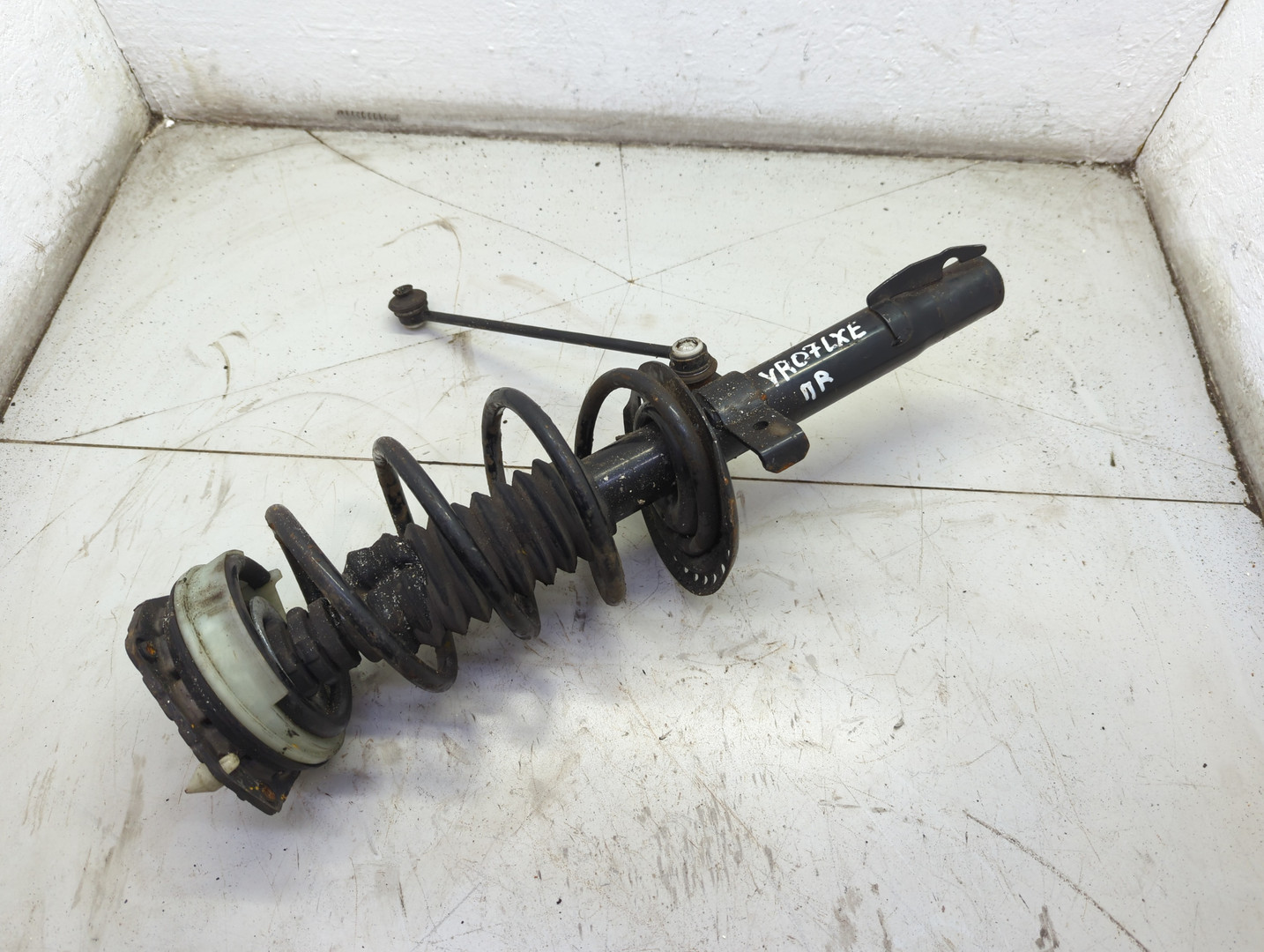 Амортизатор передний правый