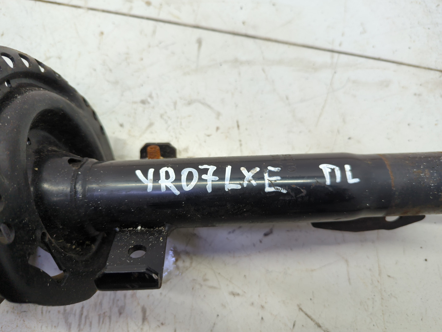 Амортизатор передний левый