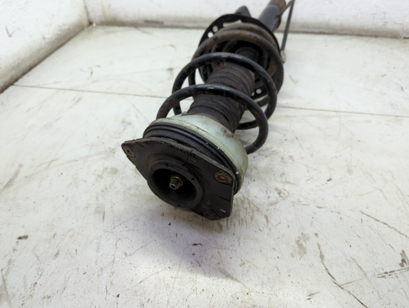 Амортизатор передний левый