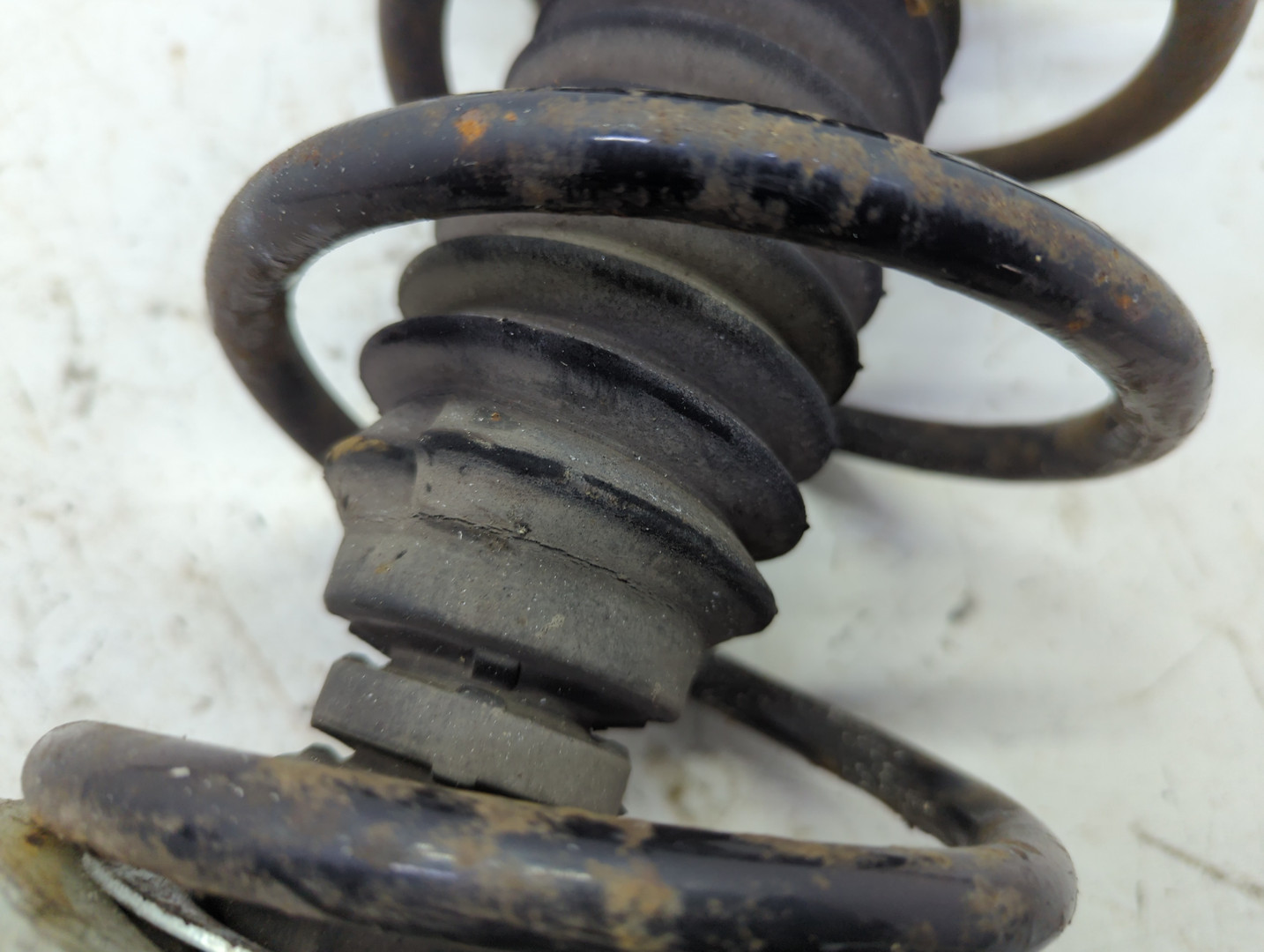 Амортизатор передний левый