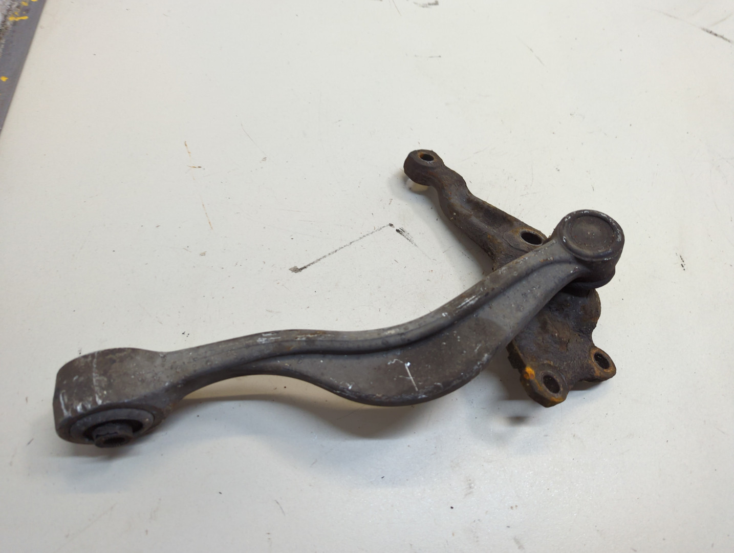 Рычаг передний левый