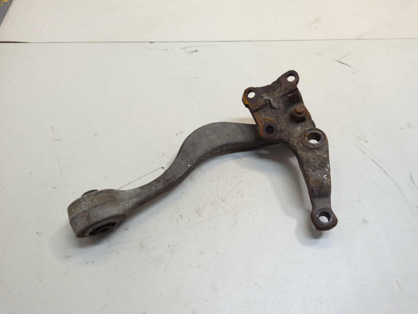 Рычаг передний левый