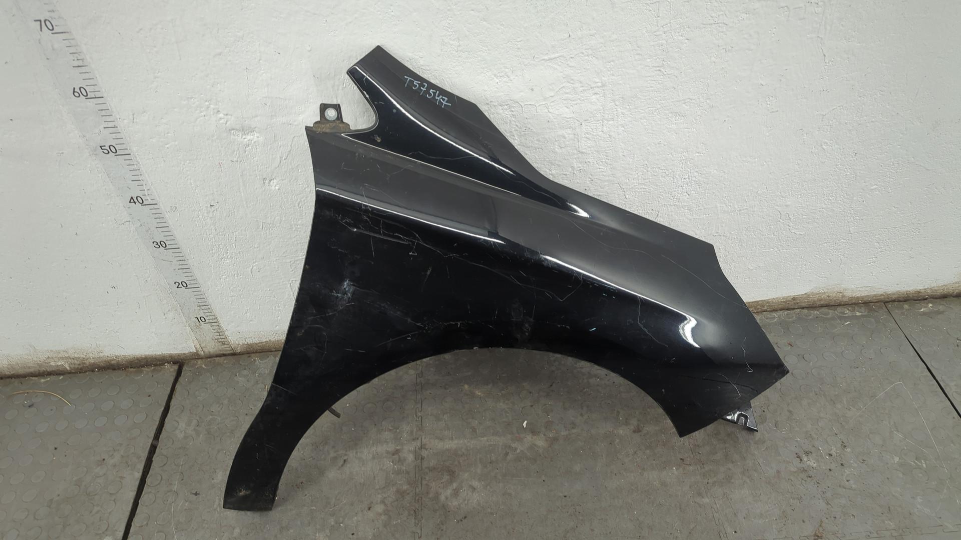 Крыло переднее правое