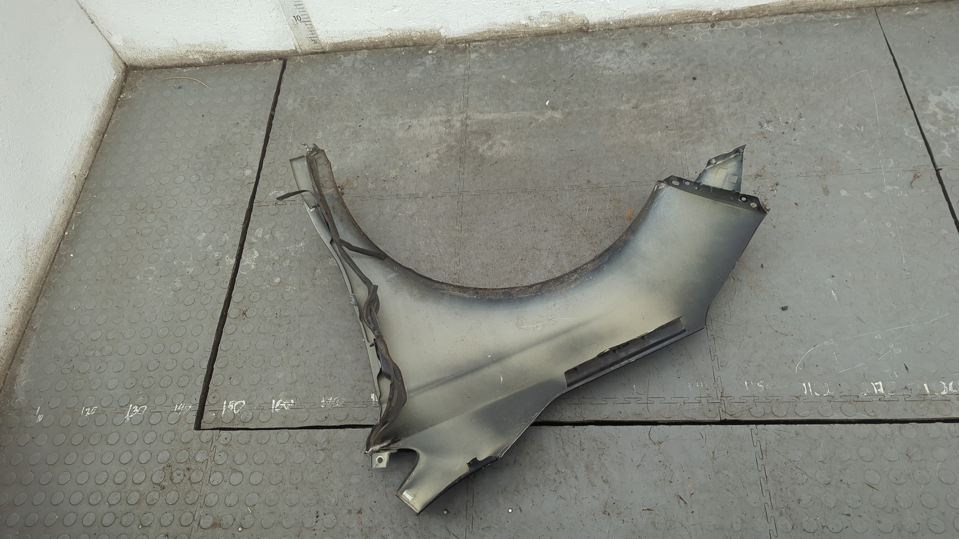 Крыло переднее правое