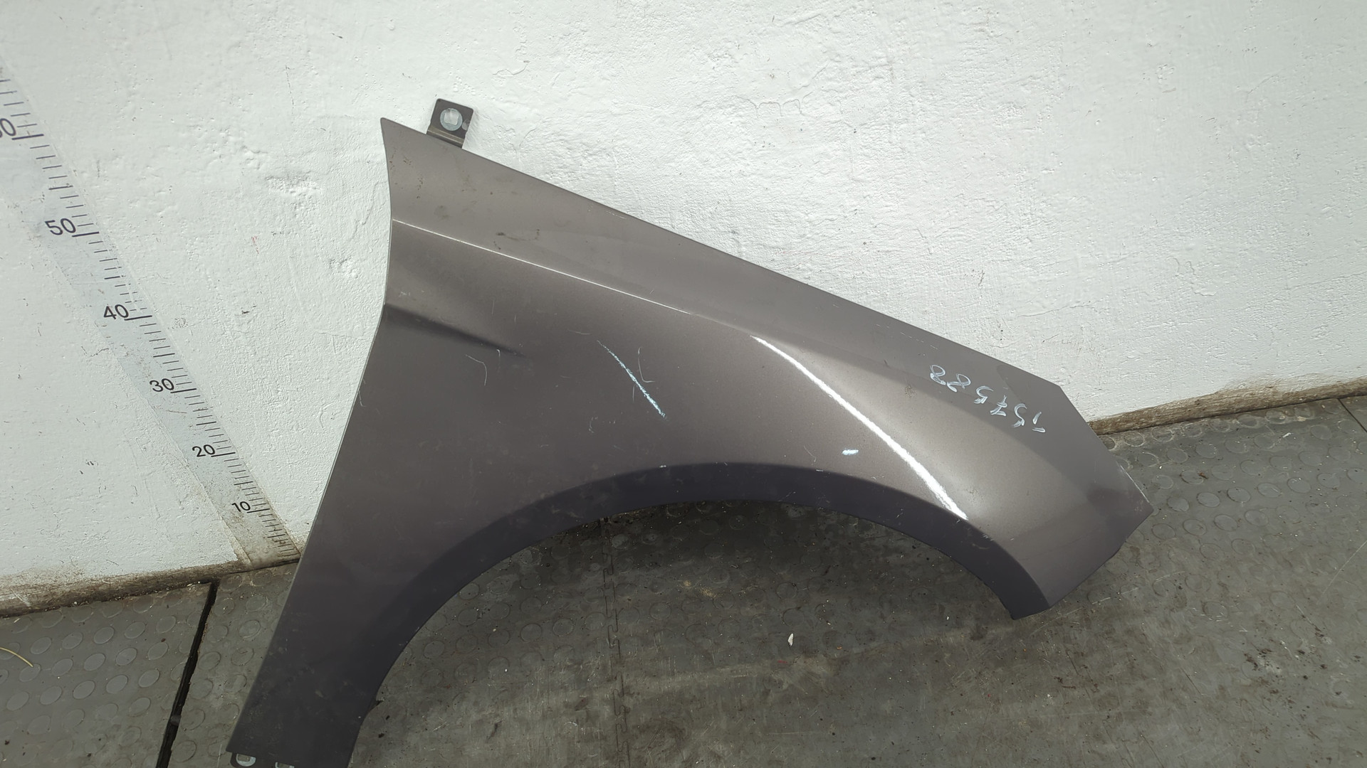 Крыло переднее правое