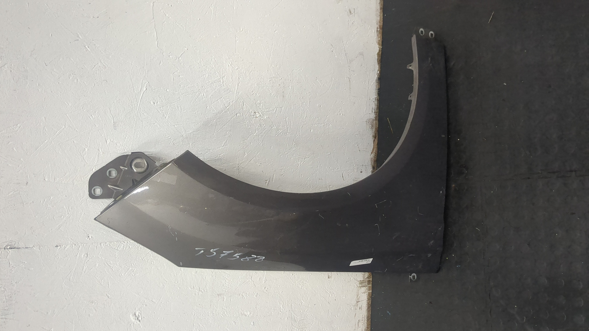 Крыло переднее правое