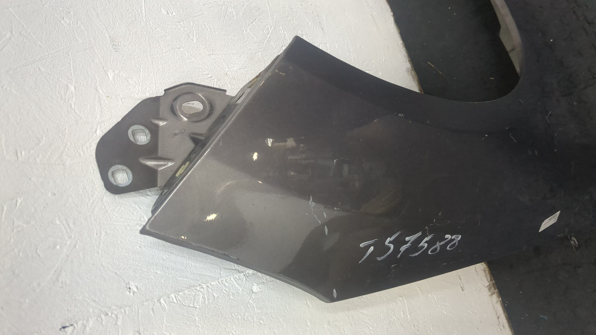 Крыло переднее правое