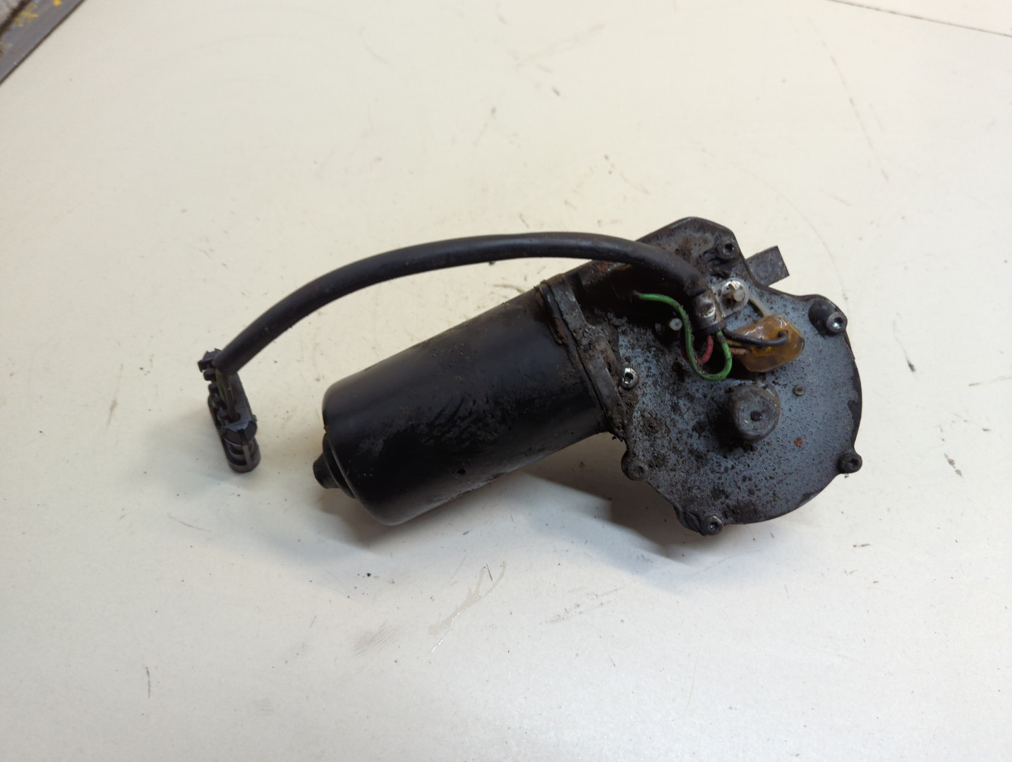 Моторчик стеклоочистителя передний