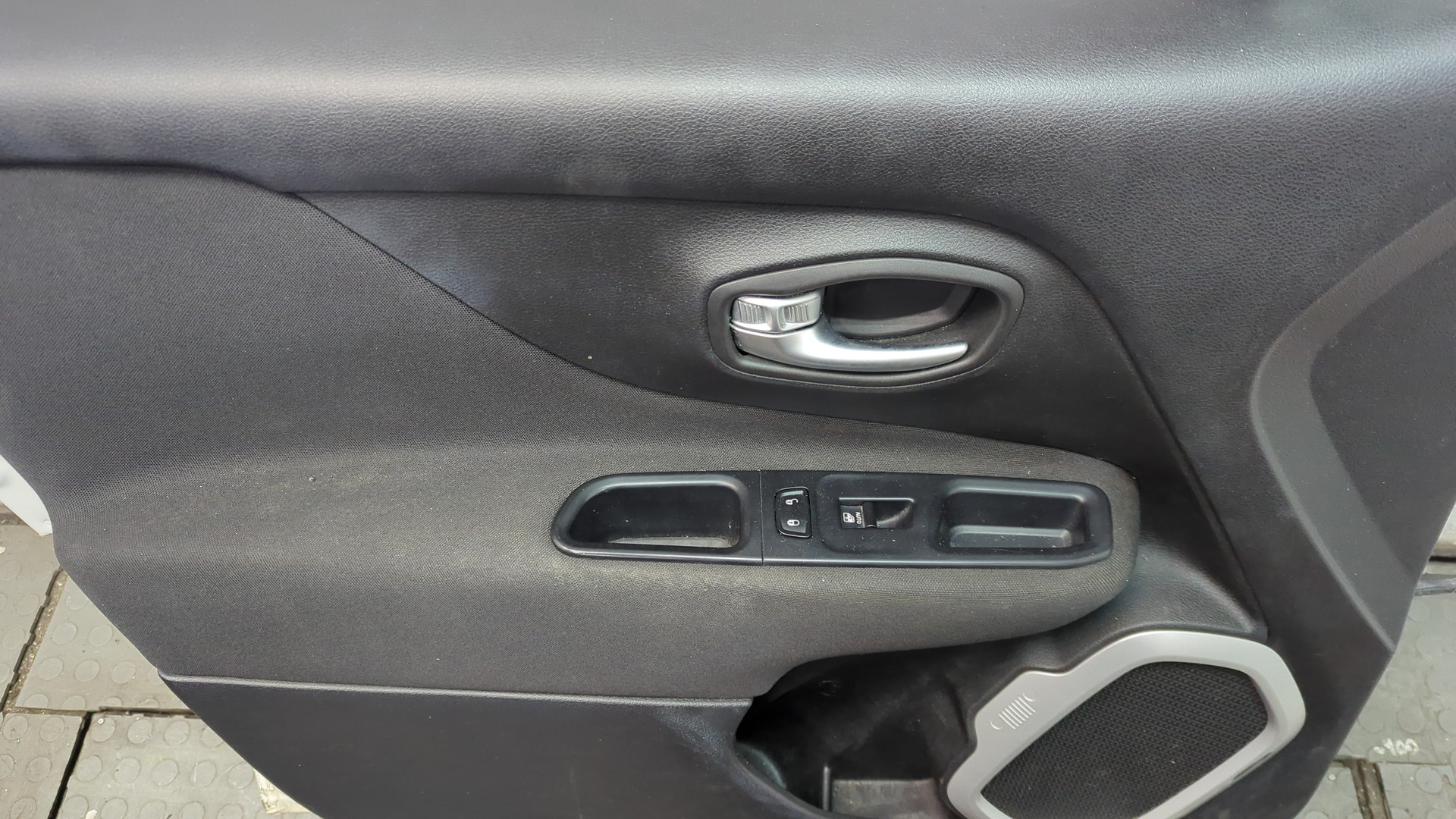 Дверь передняя левая