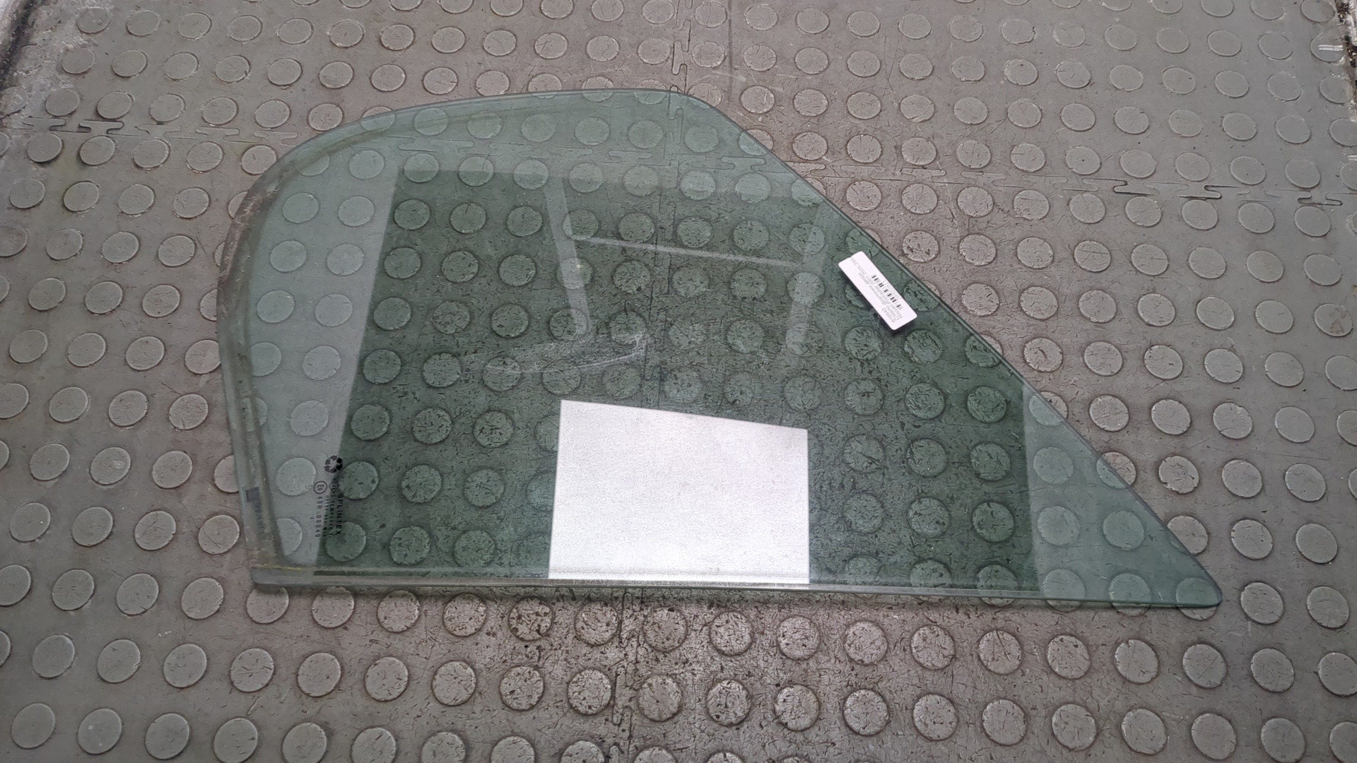 Стекло двери передней левой (форточка)