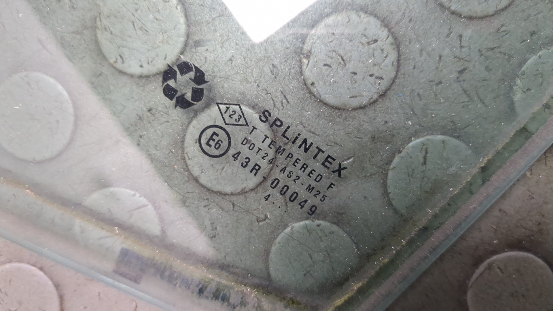 Стекло двери передней левой (форточка)