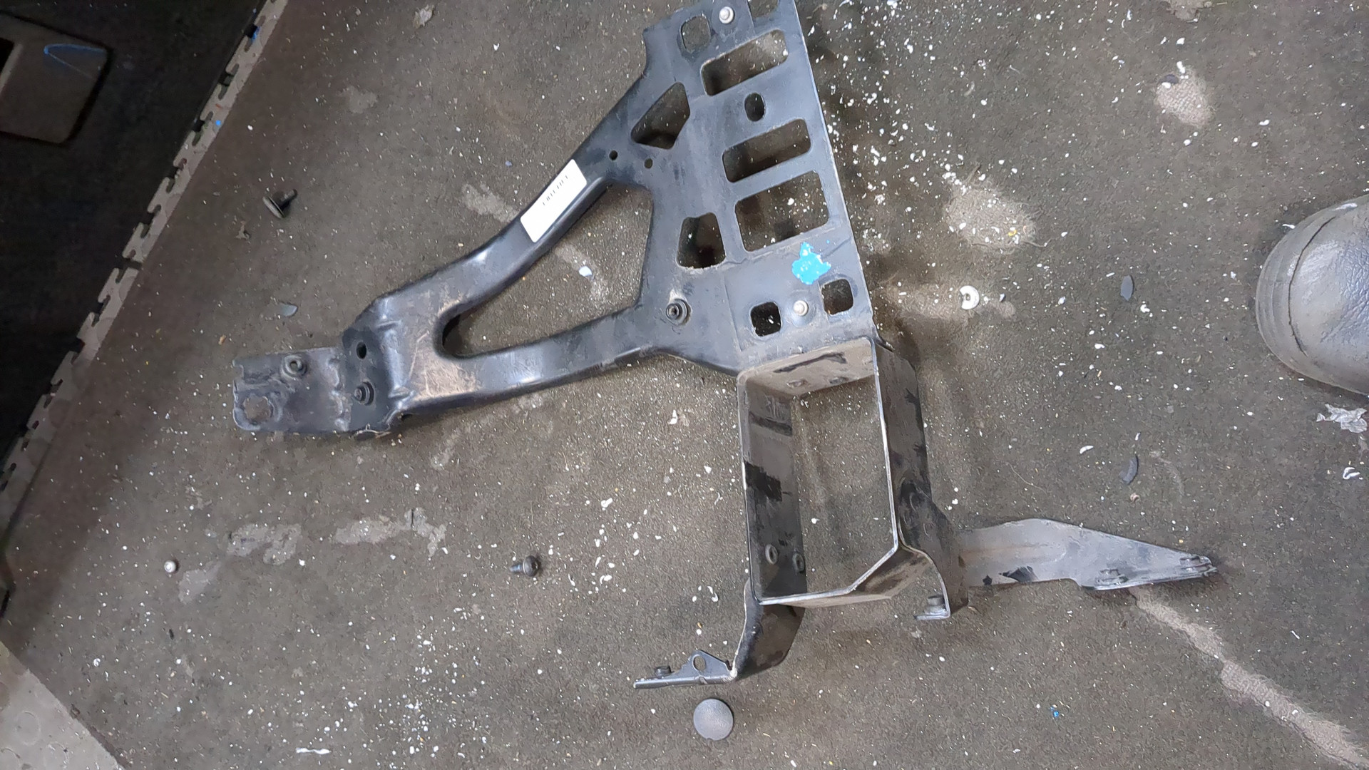 Кронштейн фар левый