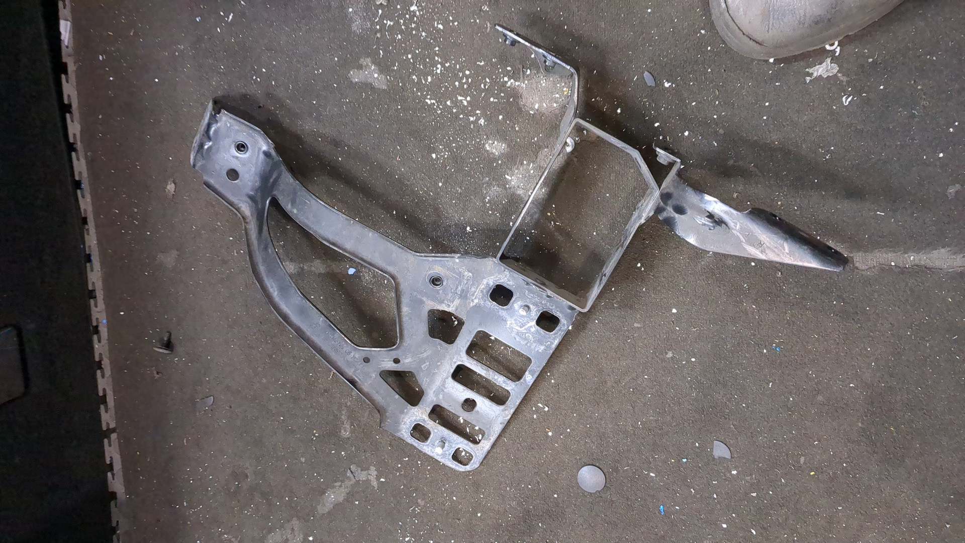 Кронштейн фар левый