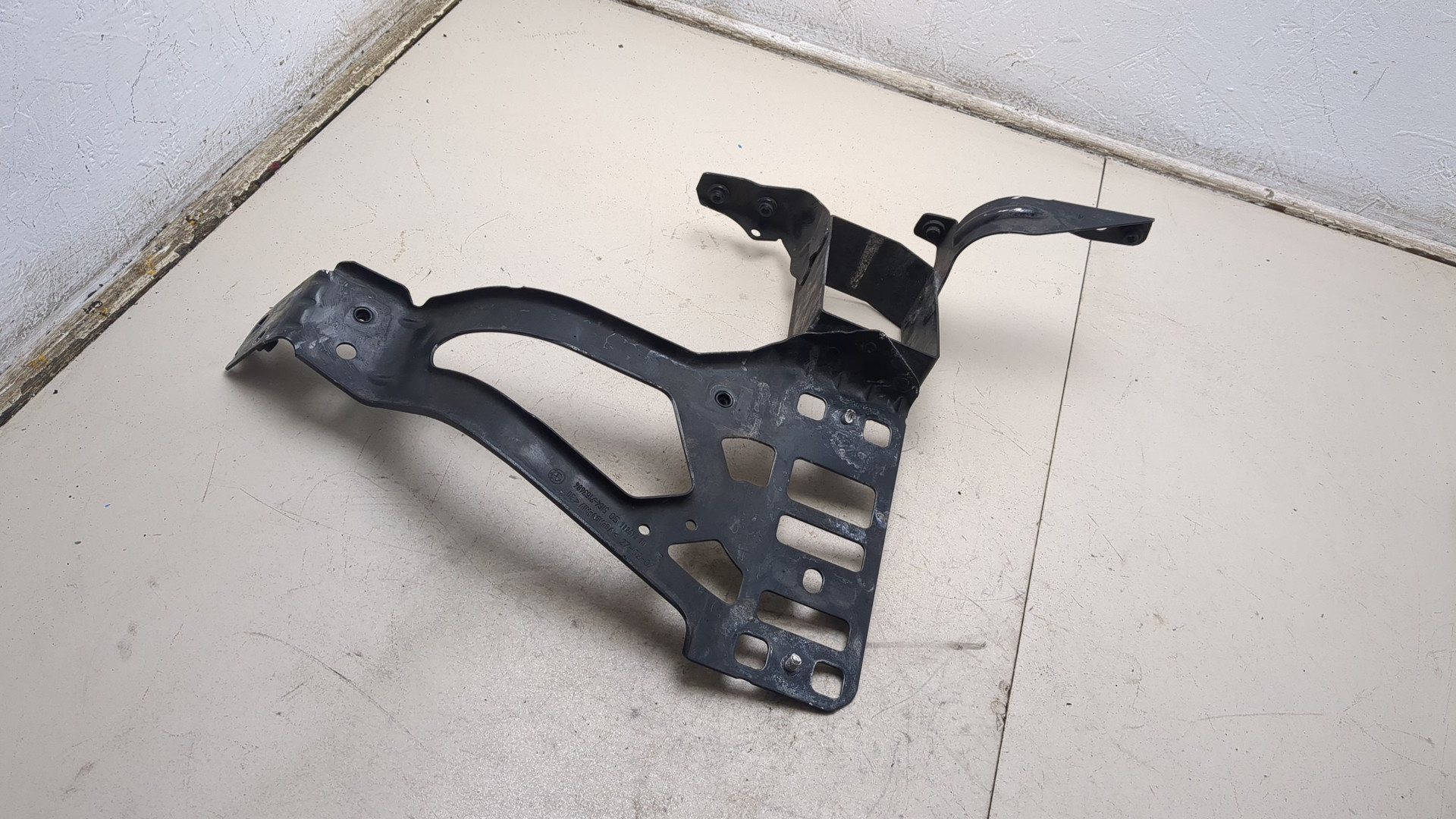 Кронштейн фар левый