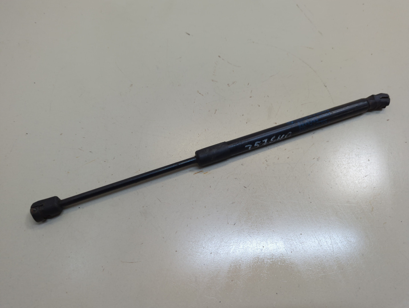 Амортизатор капота