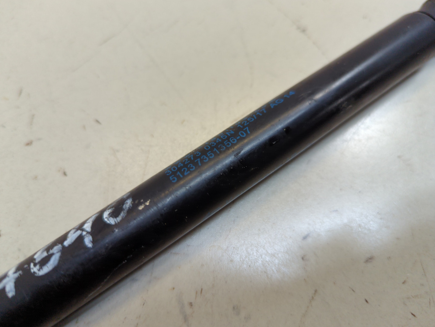 Амортизатор капота