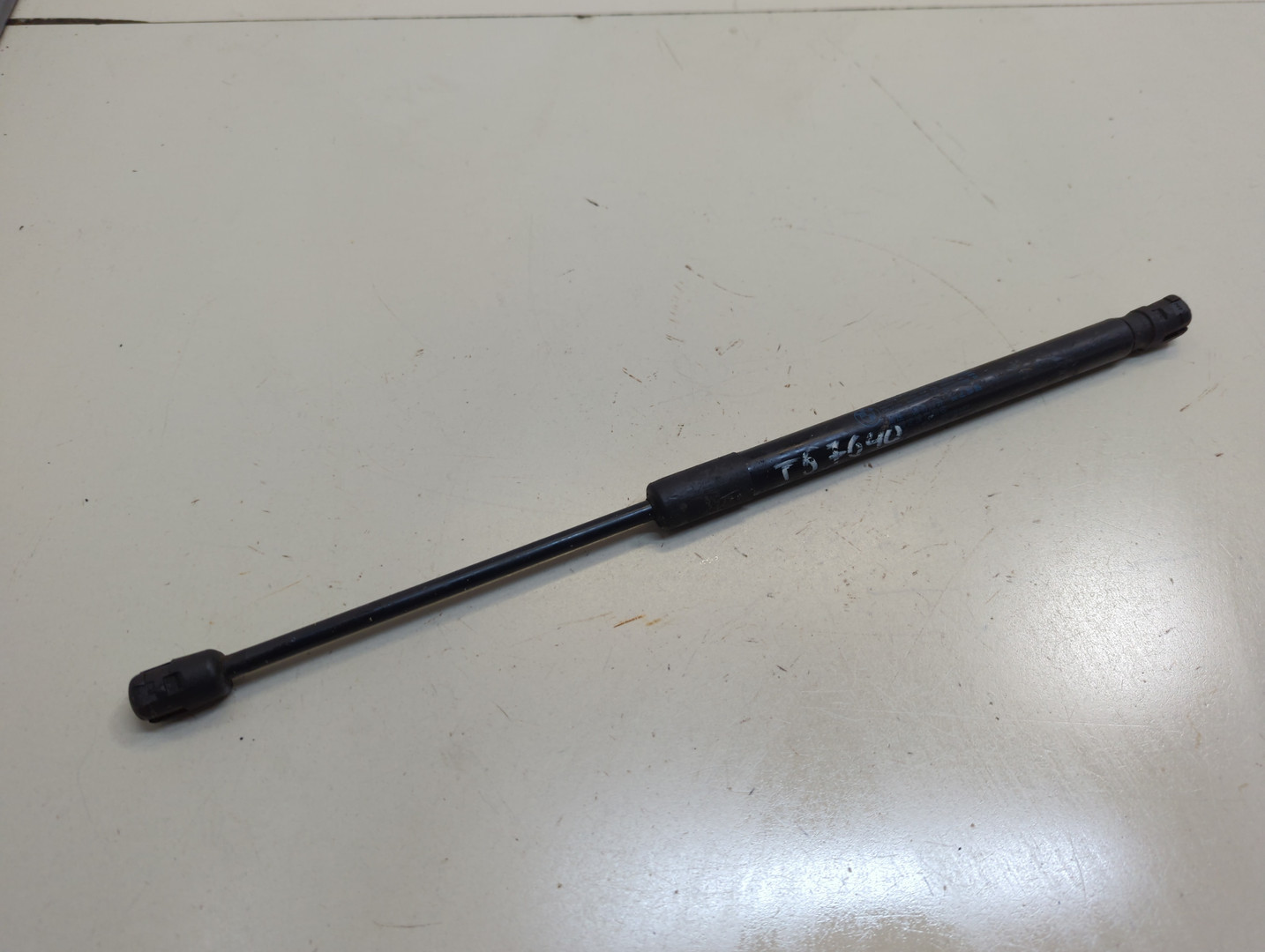 Амортизатор капота