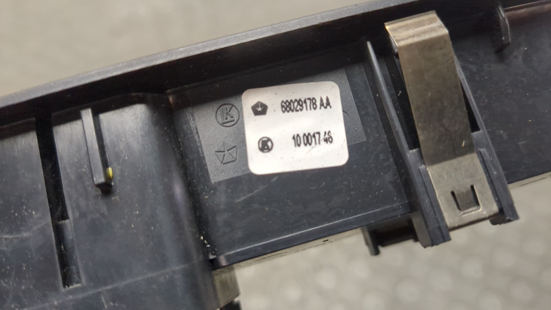 Кнопка стеклоподъемника