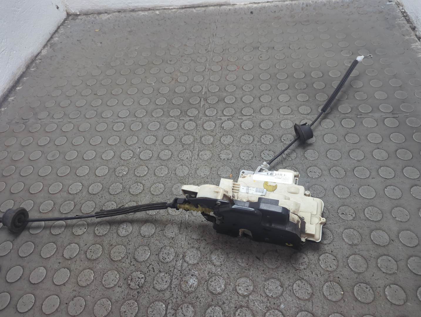 Замок двери передней левой