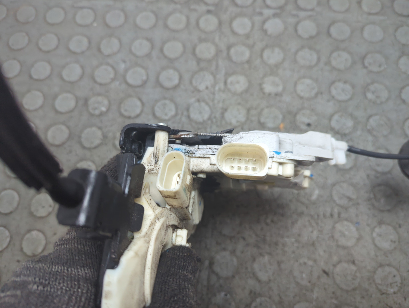 Замок двери передней левой