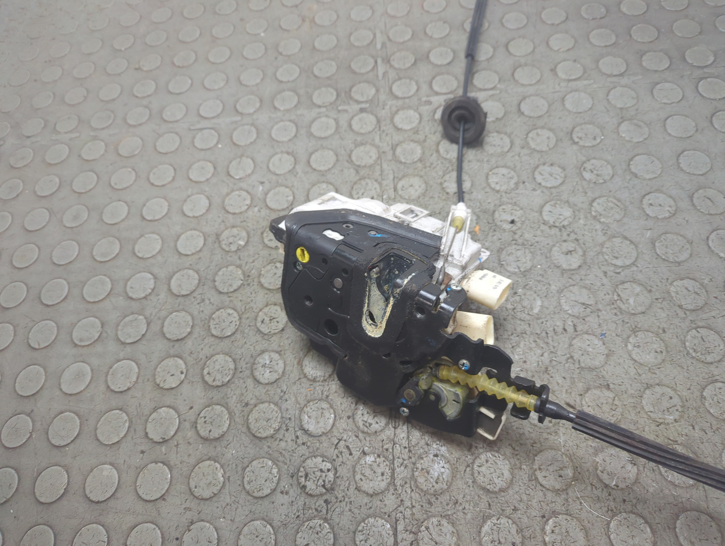 Замок двери передней левой