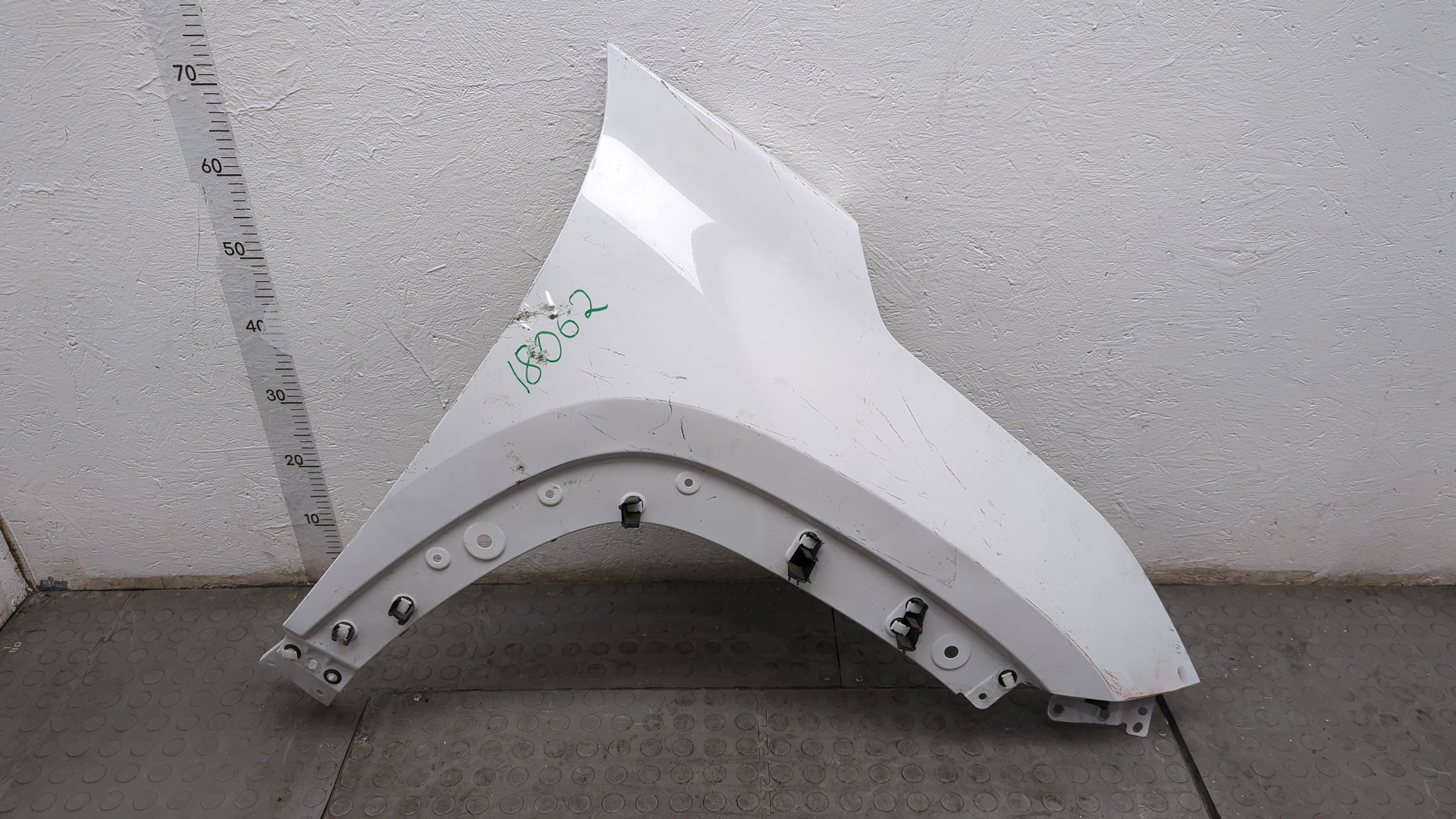 Крыло переднее правое