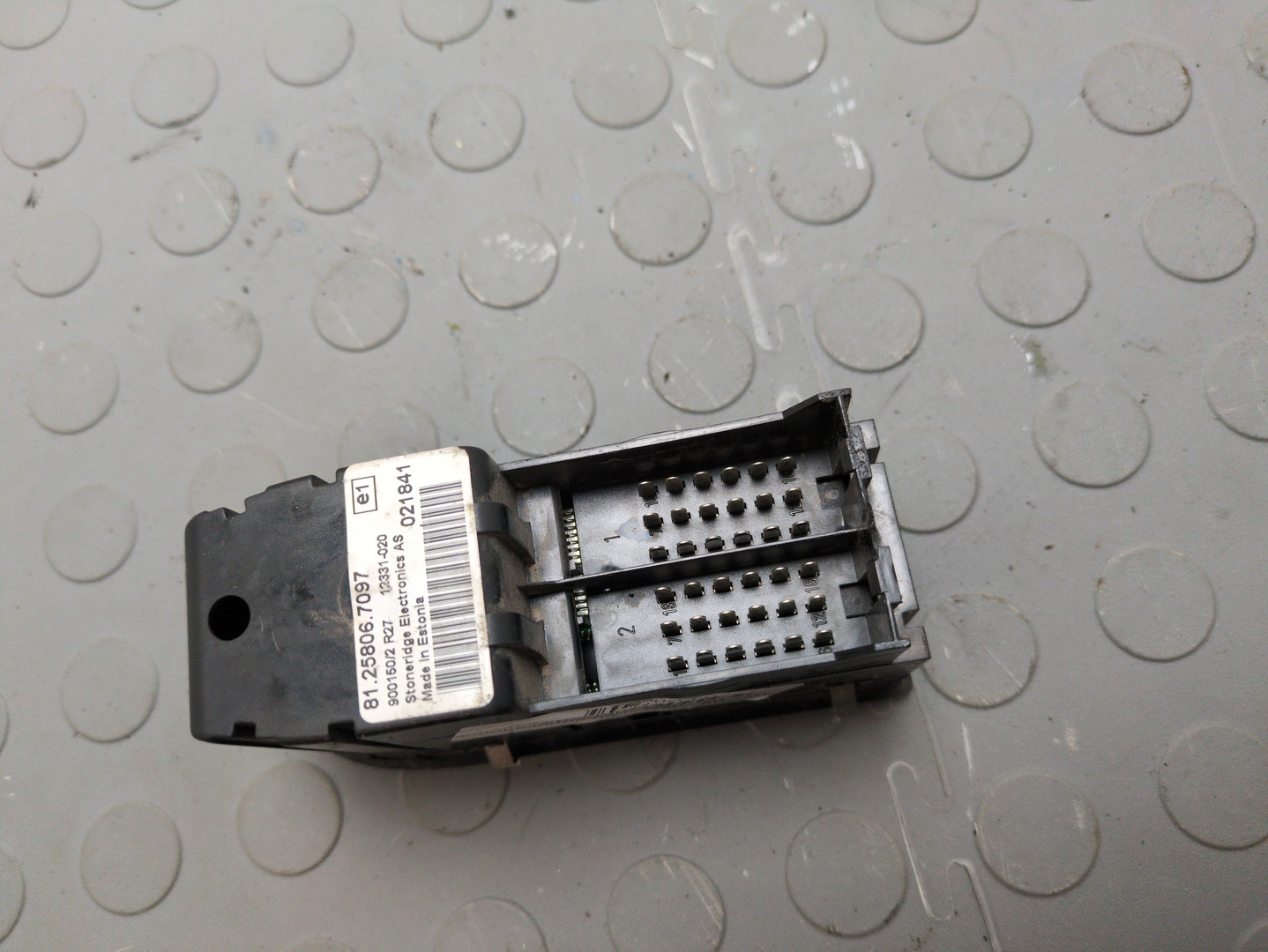 Кнопка стеклоподъемника