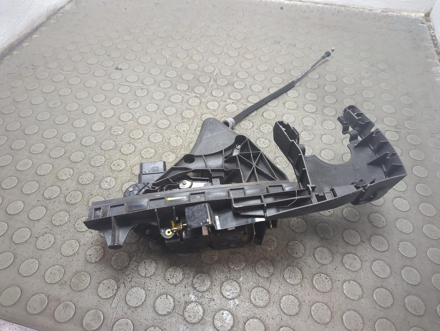 Замок двери передней левой