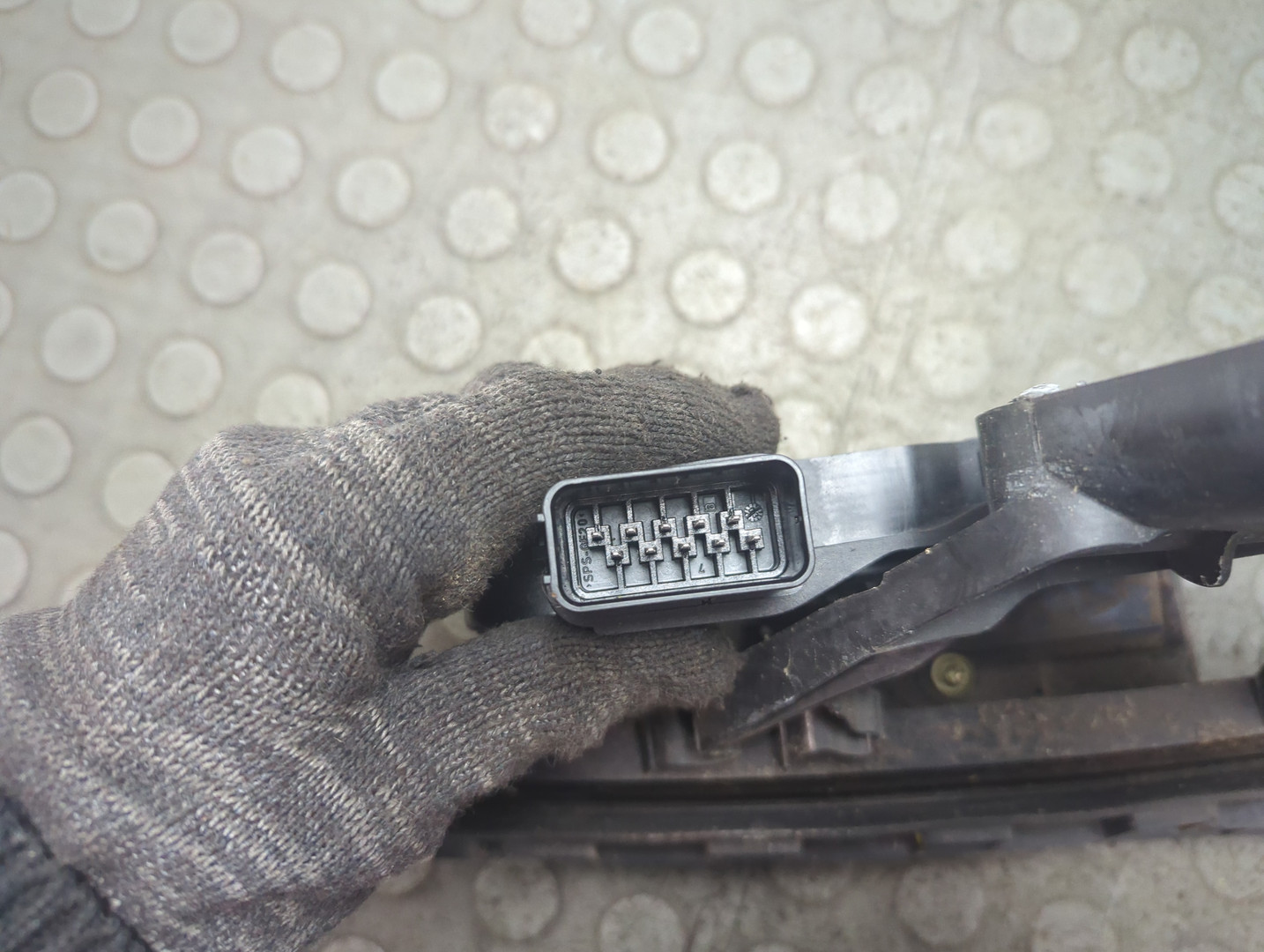 Замок двери передней левой