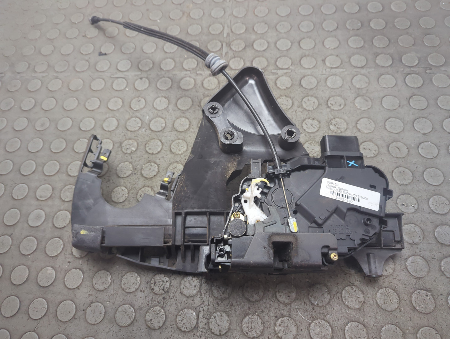 Замок двери передней левой