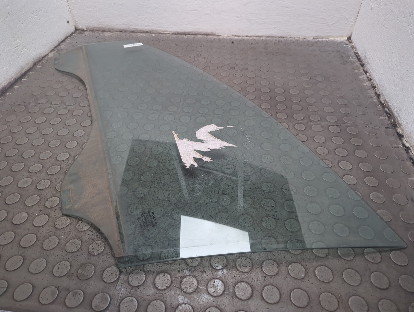 Стекло двери передней левой